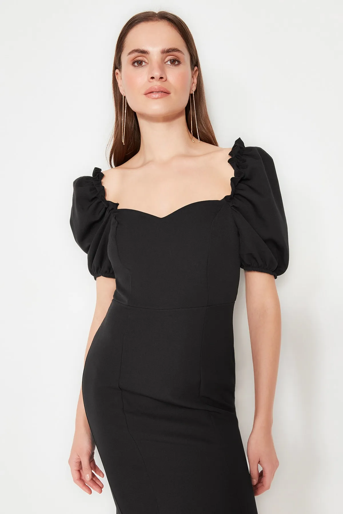 Trendyol Collection  Elegantes Abendkleid mit schwarzem Kragen und Ausschnitt TPRSS21EL0053