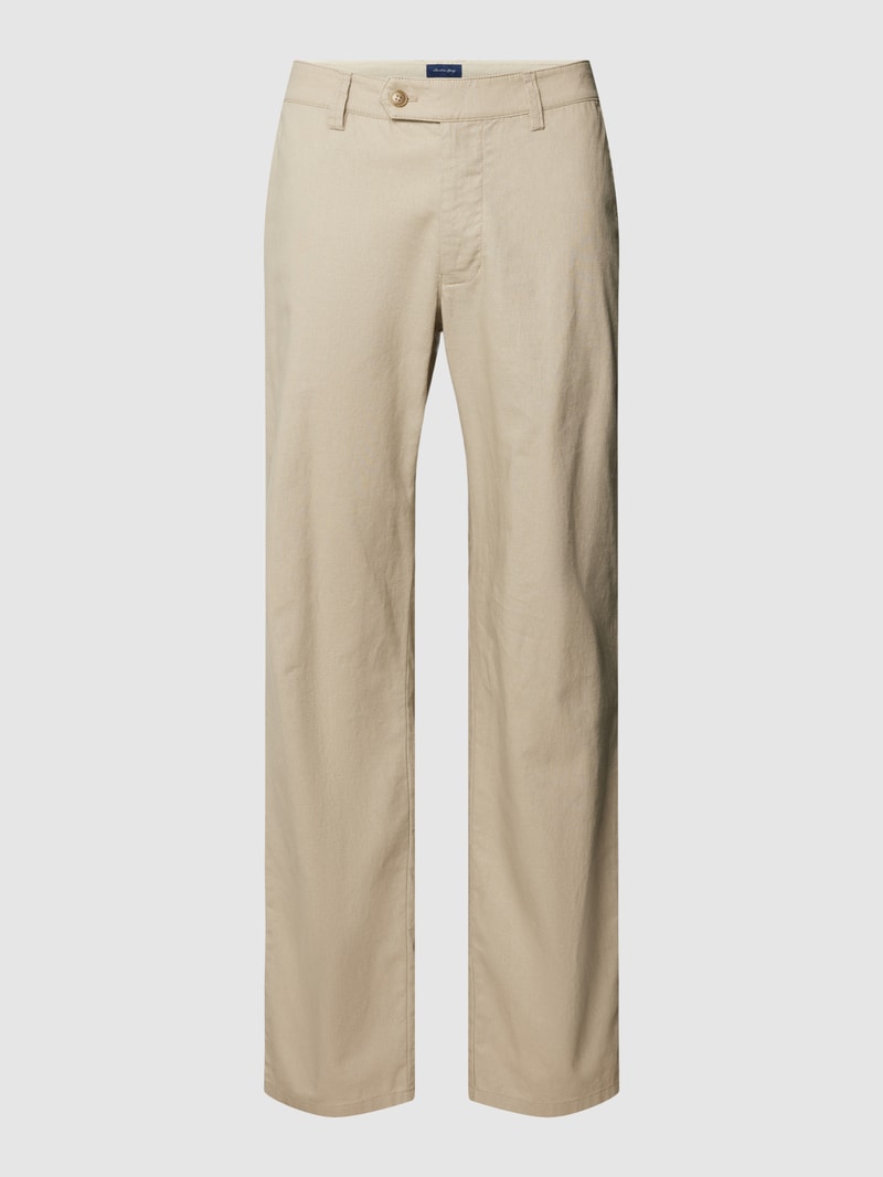 Chino mit französischen Eingrifftaschen in sand