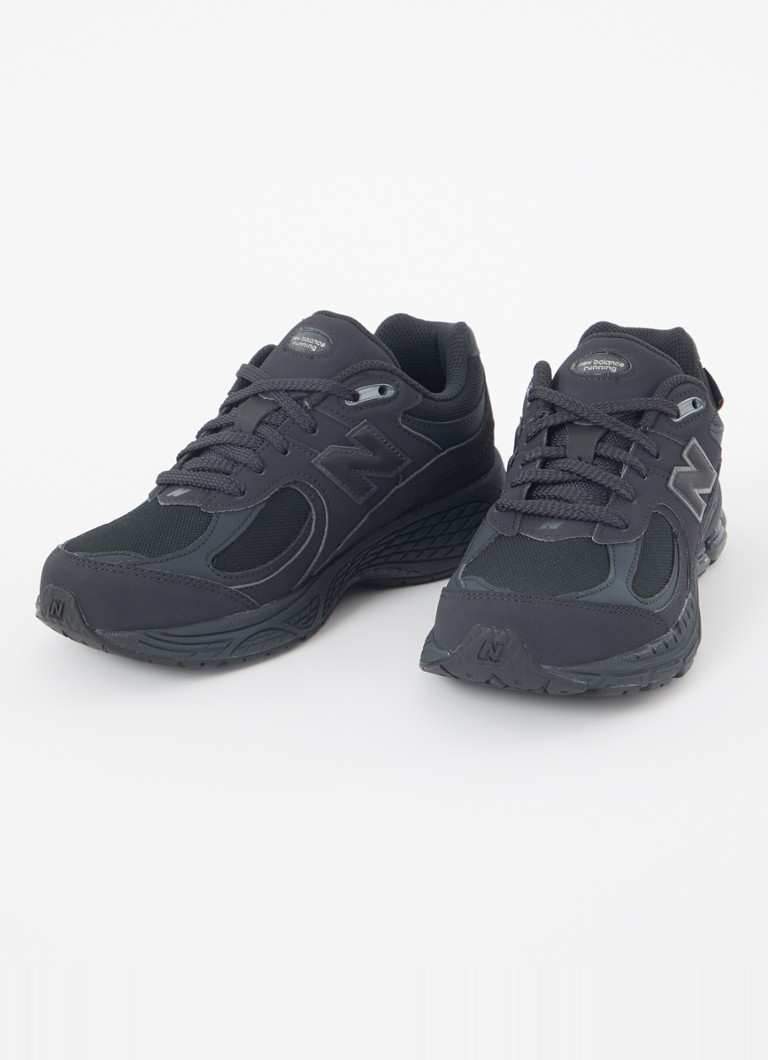 Teniși New Balance 2002 cu detalii din plasă și piele.