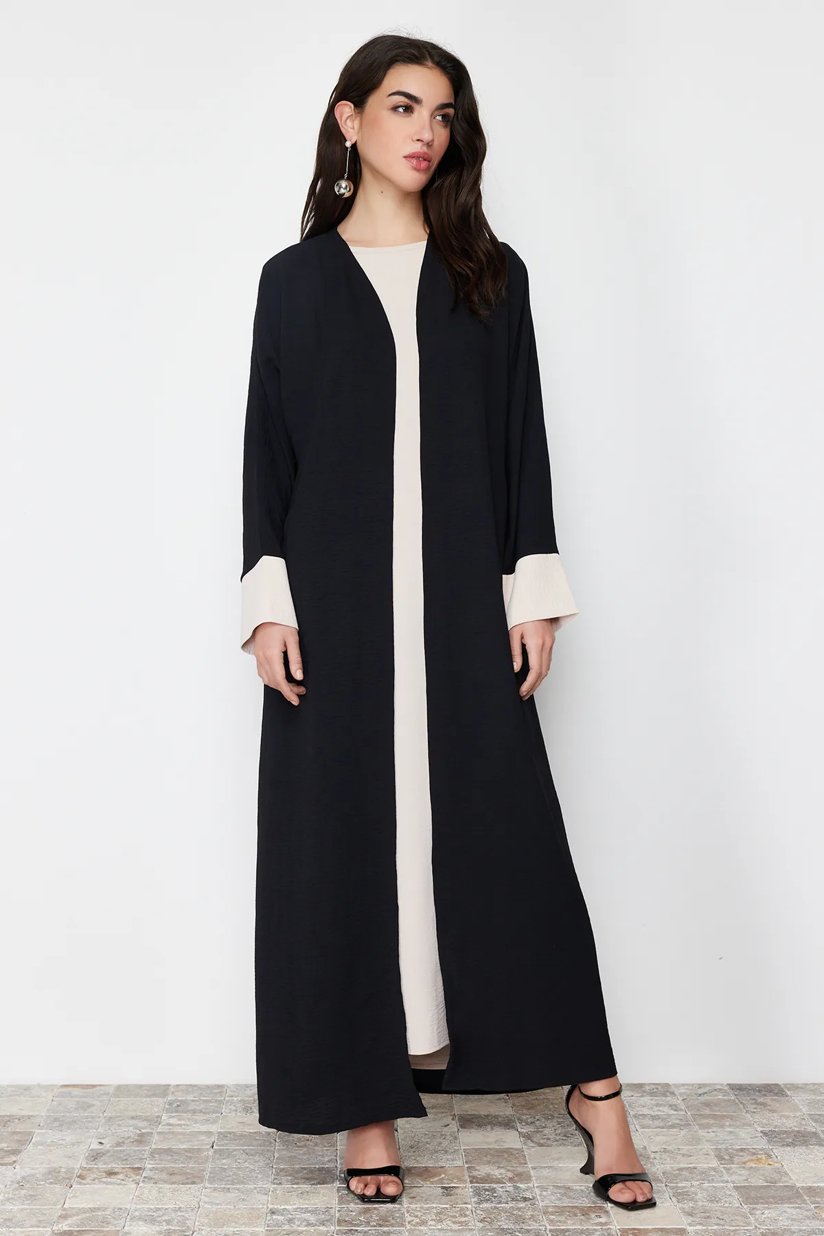 Trendyol Modest  Schwarzes, farbblockiertes Aerobin Ferace Abaya & Kleid, 2-teiliges gewebtes Set TCTSS24US00033