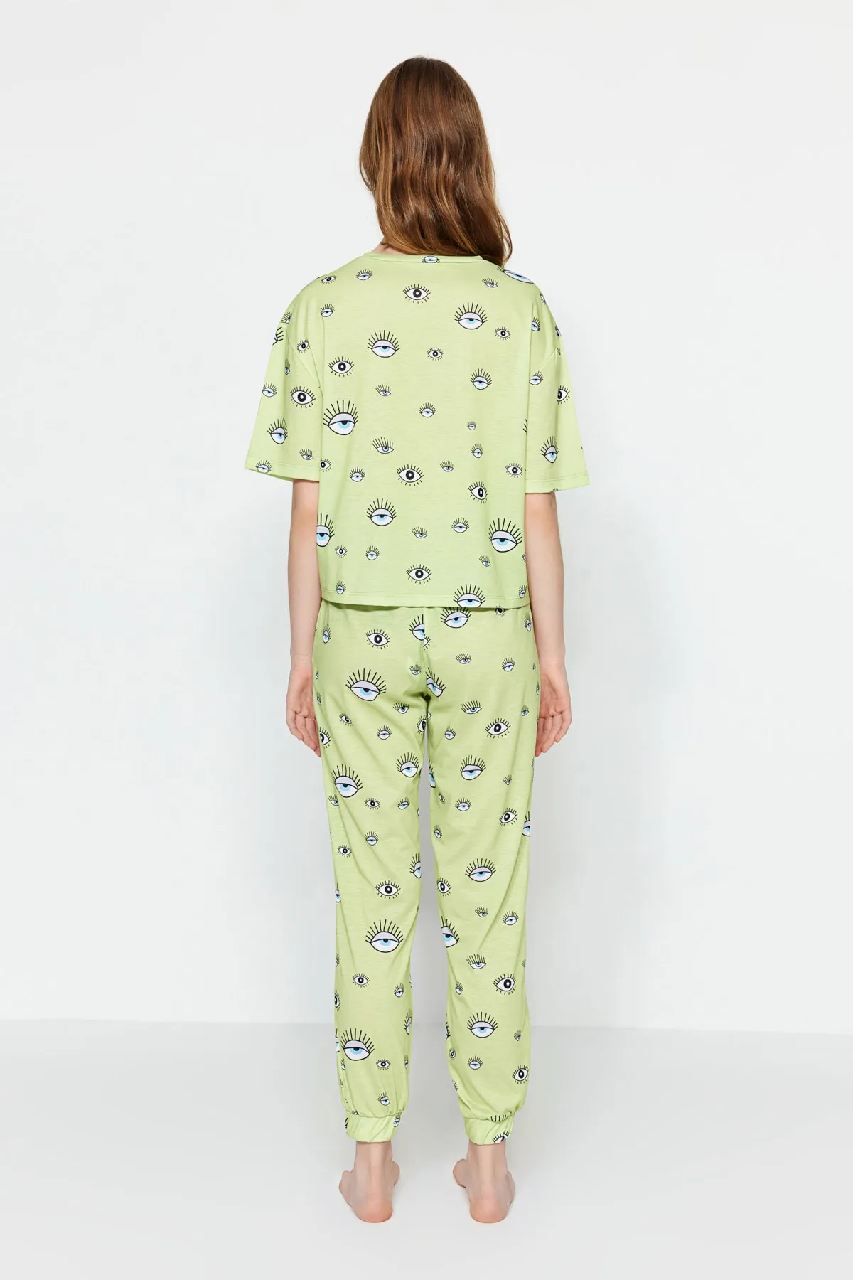 Trendyol Collection  Gestricktes Pyjama-Set mit T-Shirt und Hose mit grünem Augenmuster THMSS21PT0236