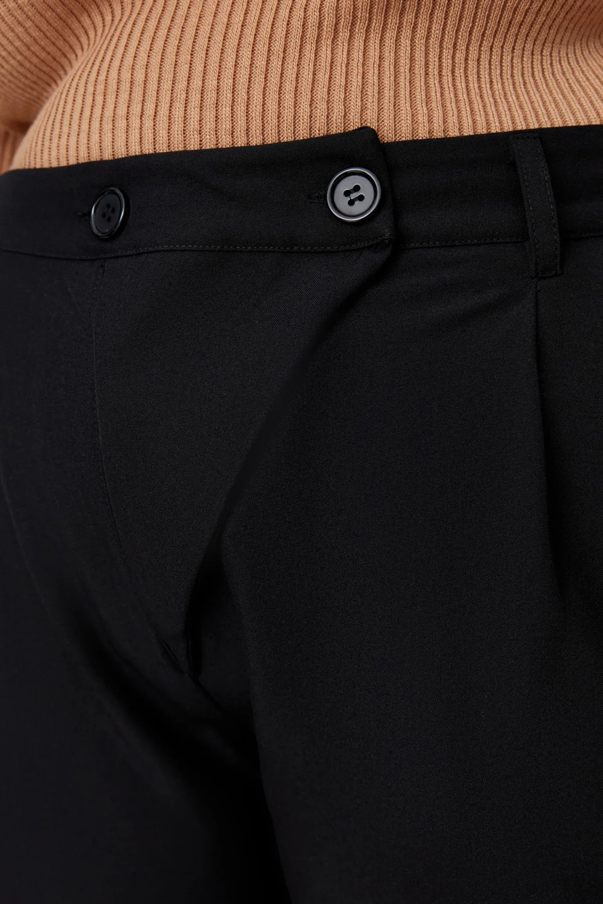 Trendyol Curve  Schwarze gewebte Hose mit asymmetrischer Knopfleiste und doppeltem Knopf TBBAW23AR00038