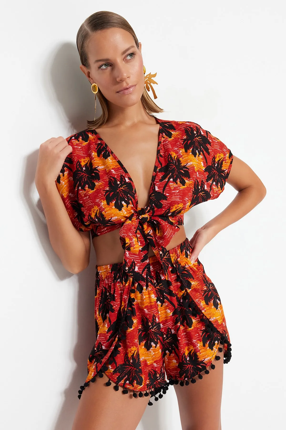 Trendyol Collection  Set aus Bluse und Shorts mit tropischem Muster, gewebten Streifen, Accessoire TBESS19BB0257
