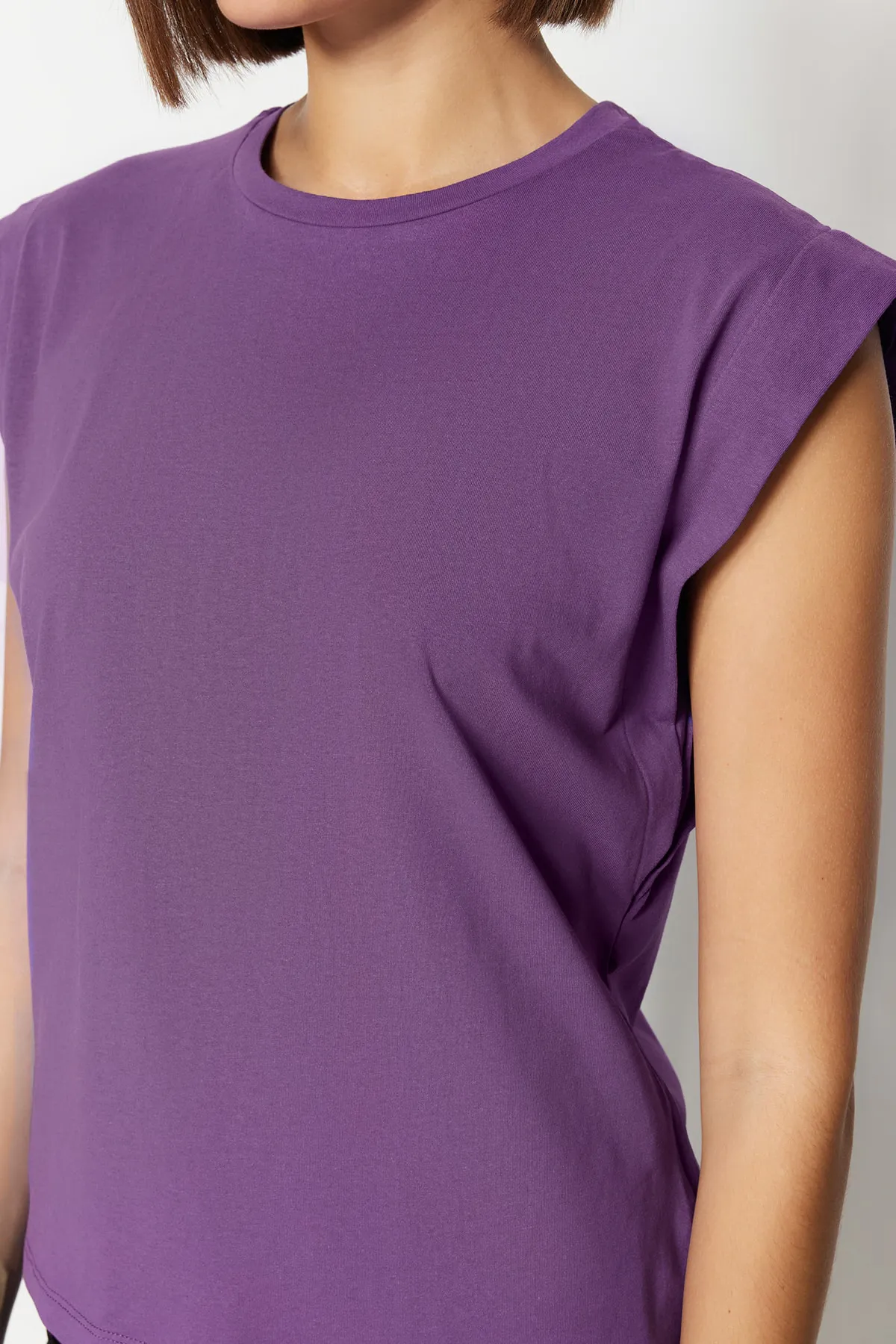 Trendyol Collection  Dunkellila Basic-Strick-T-Shirt mit Rundhalsausschnitt aus 100 % Baumwollwatte TWOSS20TS0021