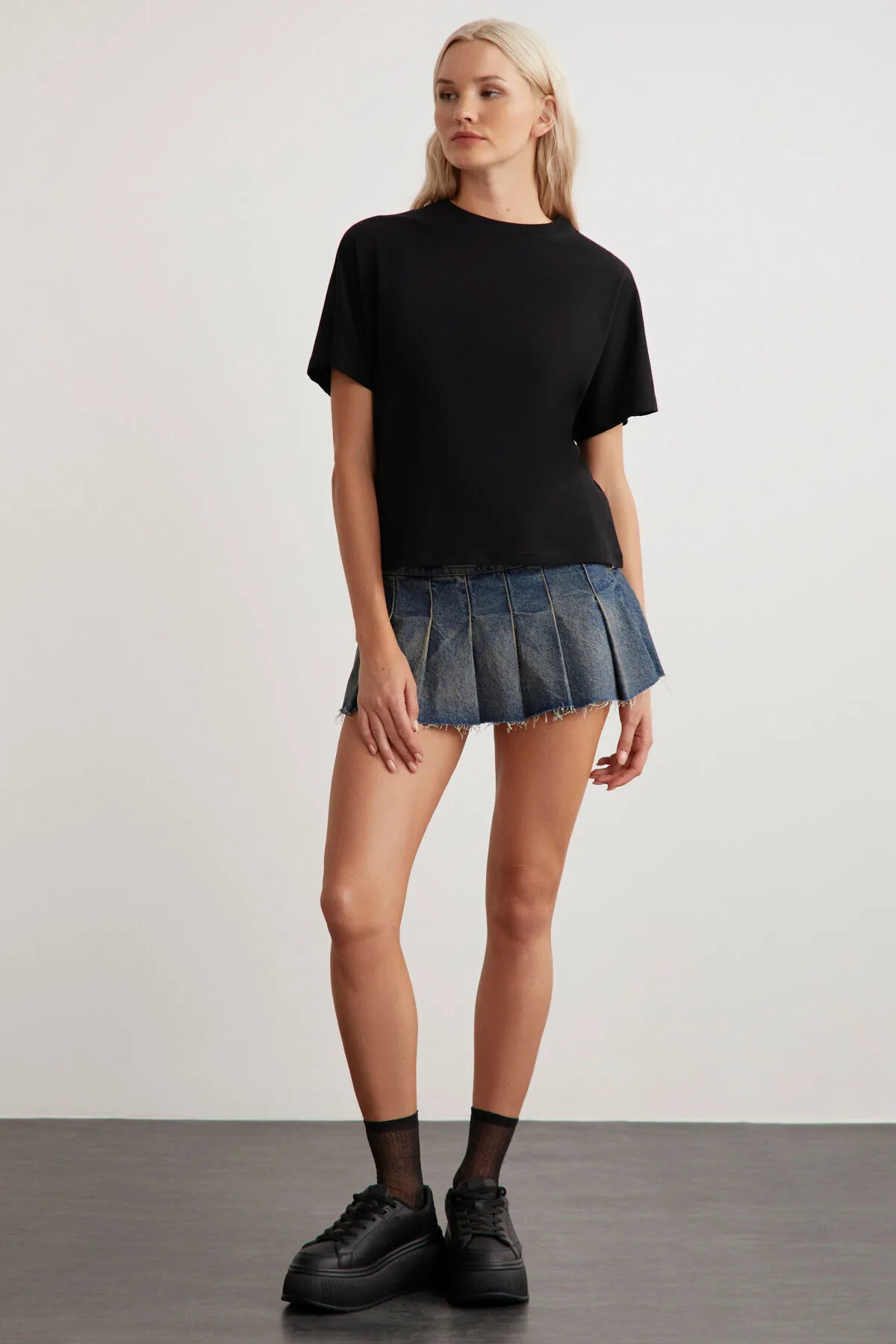 GRIMELANGE  Lottie Damen-T-Shirt mit regulärer Passform und Rundhalsausschnitt aus 100 % Baumwolle in Schwarz