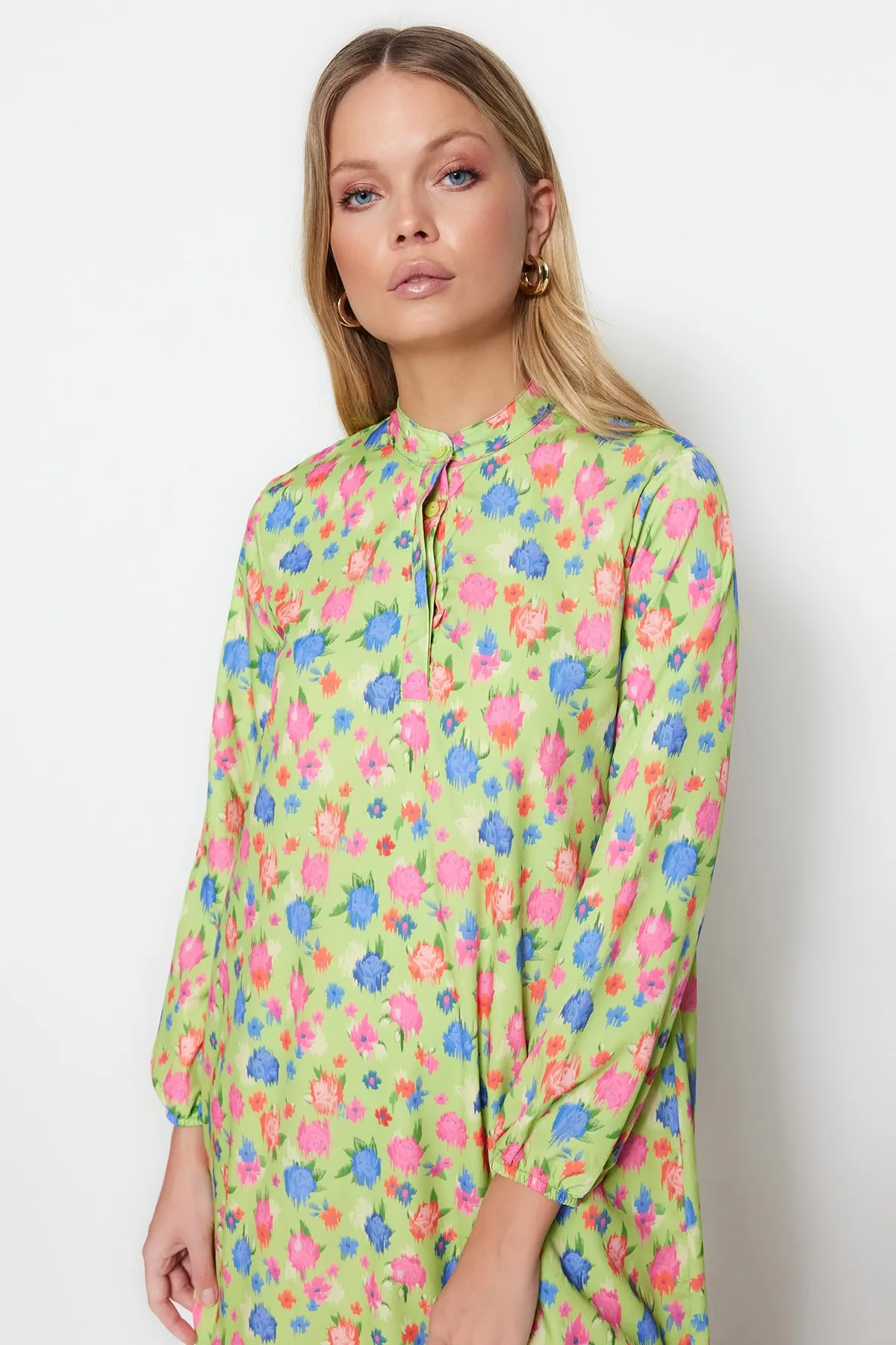 Trendyol Modest  Dunkelgrünes, gewebtes Kleid mit Blumenmuster, halber Knopfleiste und Rüschenfutter TCTSS21EL3353