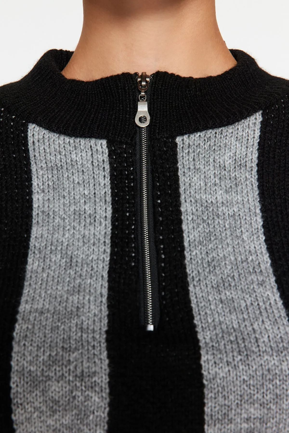 Trendyol Collection  Schwarzer kurzer Strickpullover mit weicher Struktur TWOAW24KZ01042