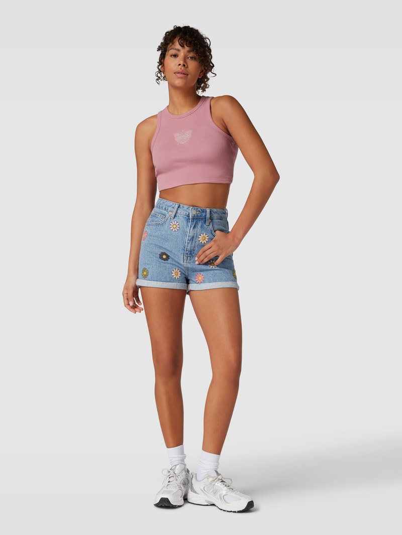 Jeansshorts mit floralem Stitching in hellblau