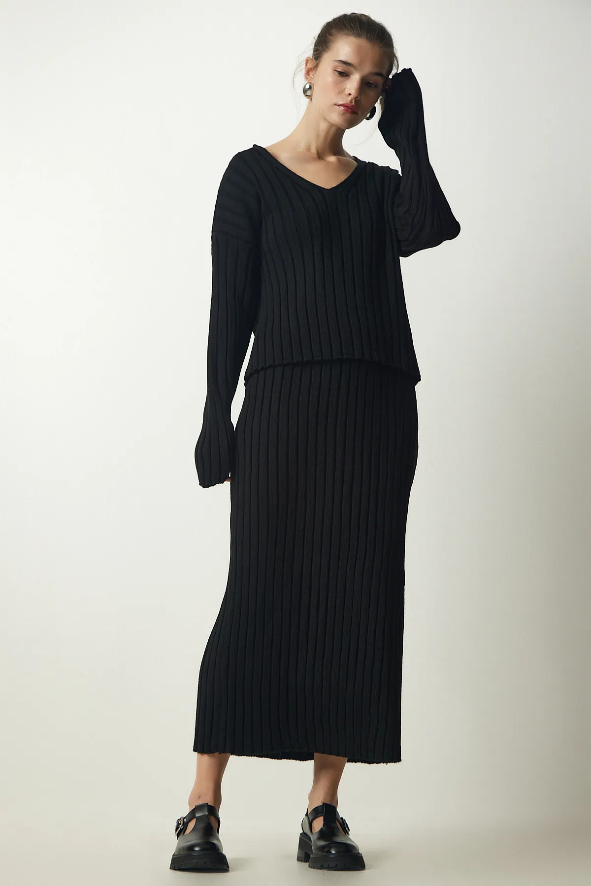 Happiness İstanbul  Schwarzes Strickset mit geripptem Pullover und Rock für Damen YY00188