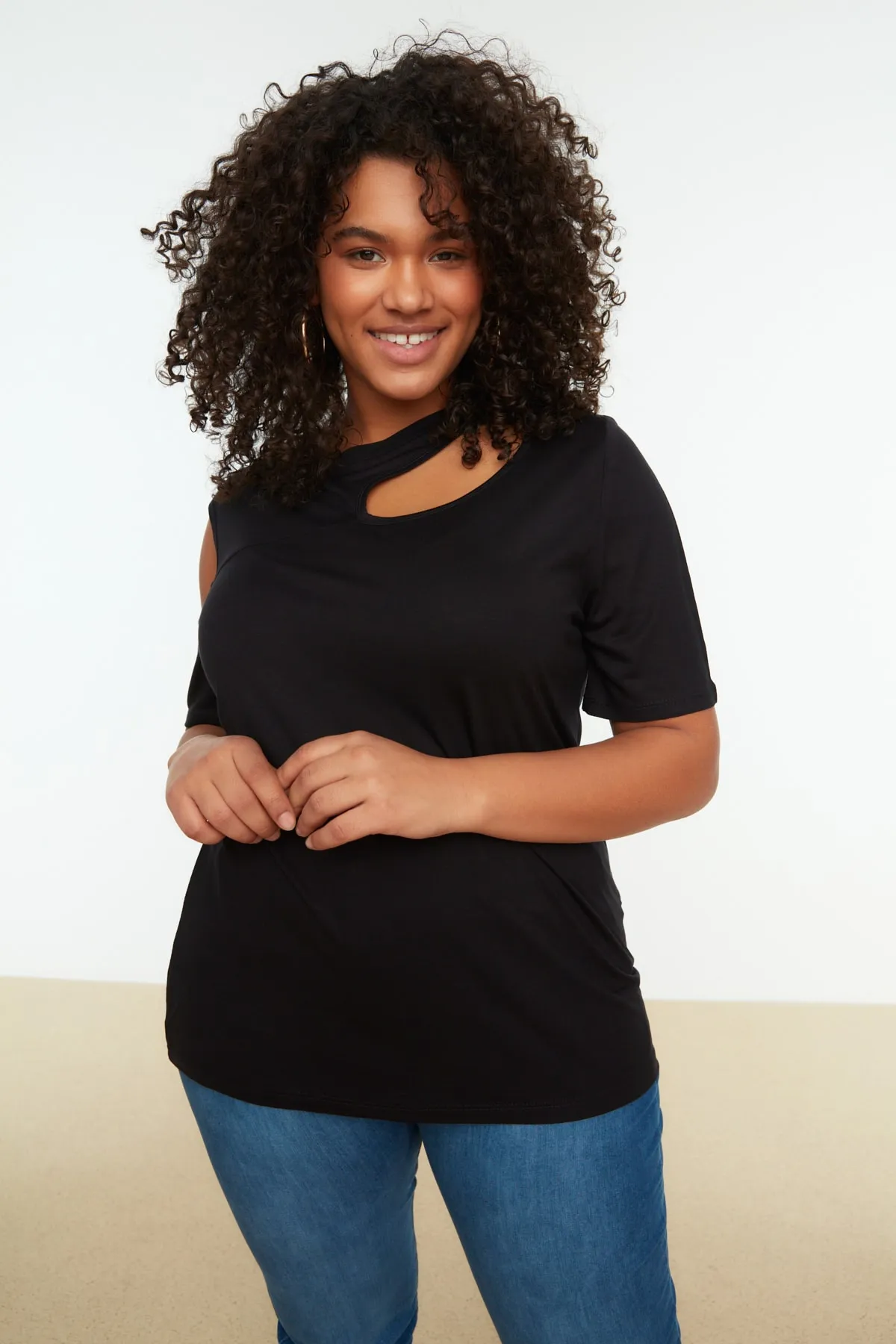 Trendyol Curve  Schwarze, detaillierte Strickbluse mit Ausschnitten TBSSS22AF0007