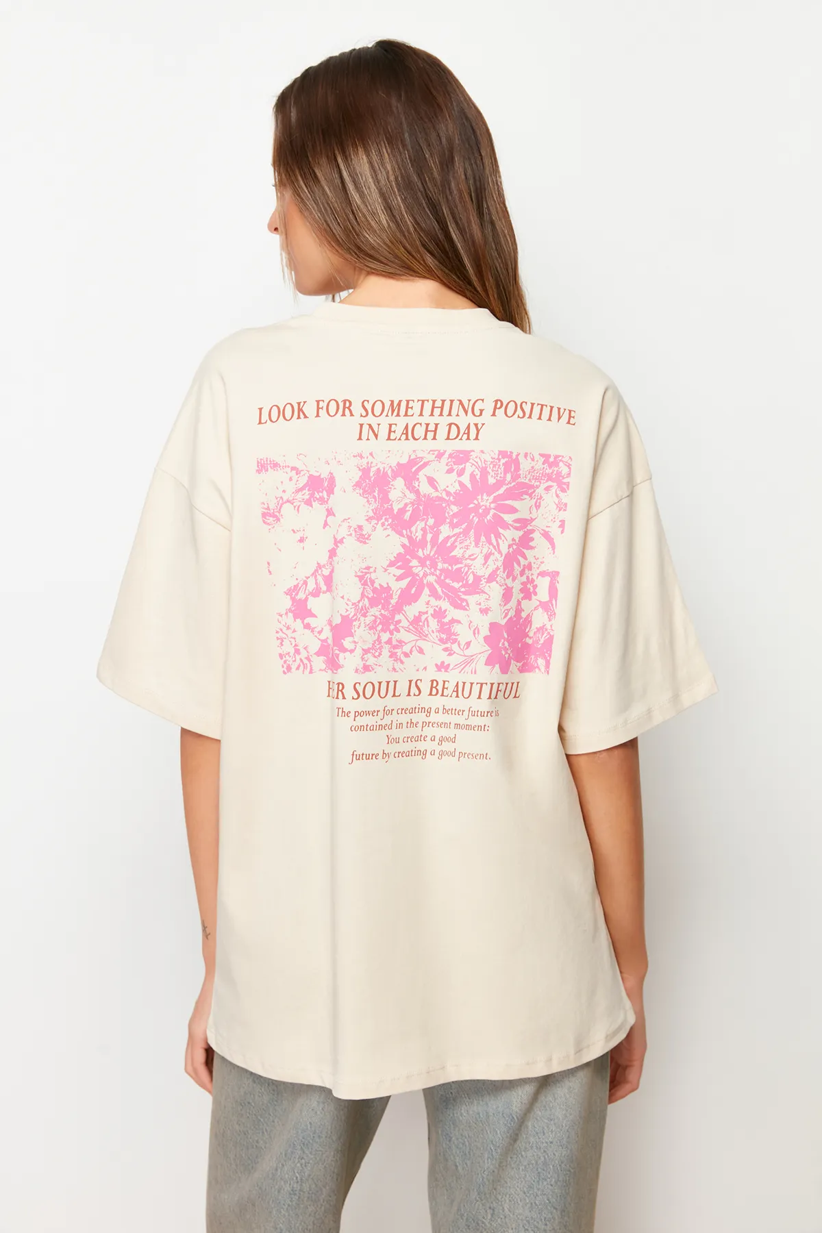 Trendyol Collection  Premium-Strick-T-Shirt aus 100 % Baumwolle mit bedruckter Vorder- und Rückseite in Übergröße/weitem Muster TWOSS23TS00269
