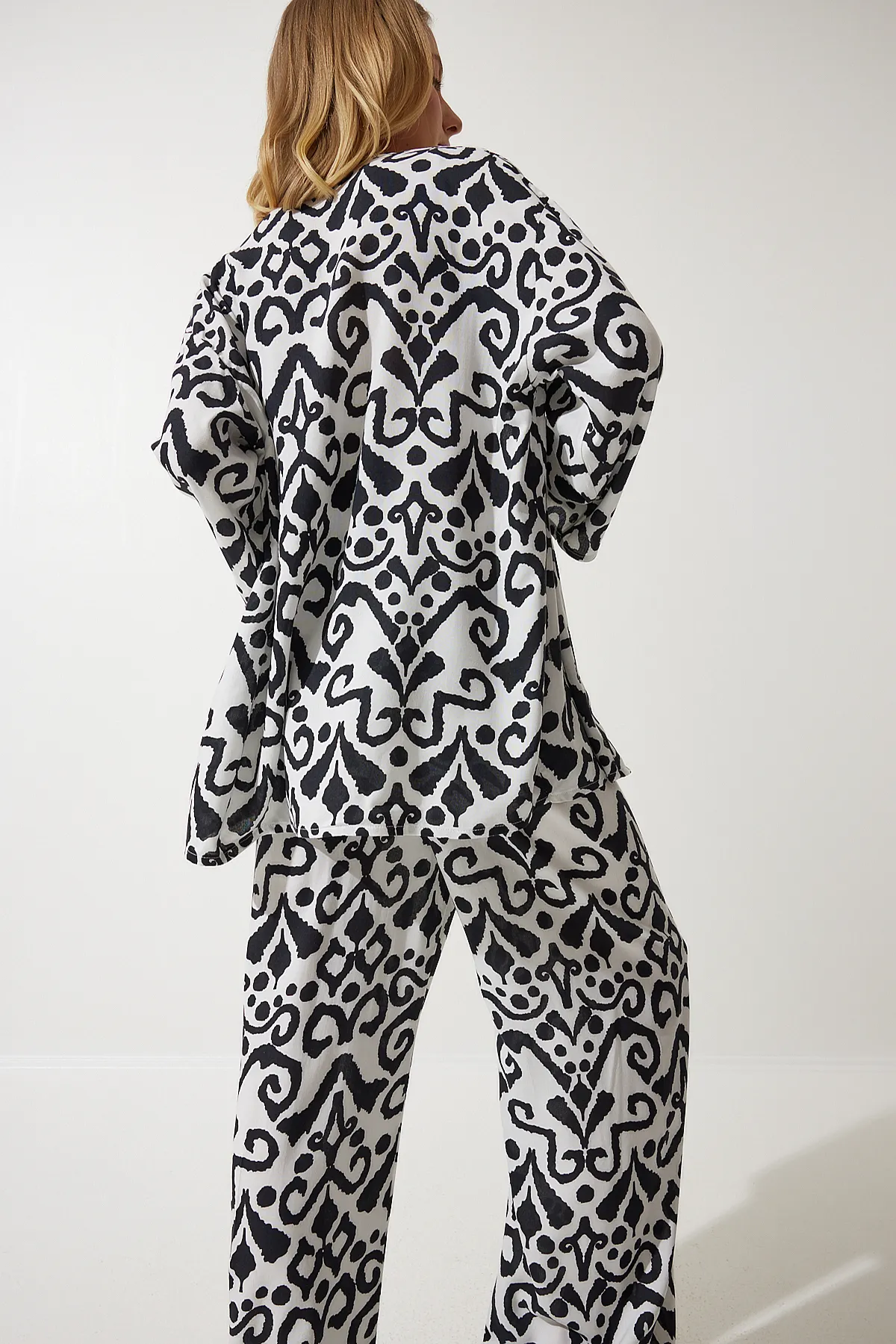 Happiness İstanbul  Schwarz-weiß gemustertes Kimono-Palazzo-Hosen-Set für Damen EN00614
