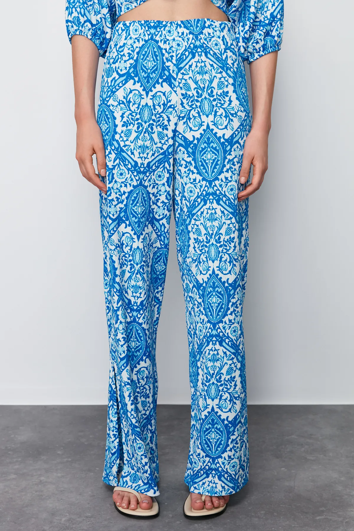 Trendyol Collection  Blau bedruckter V-Ausschnitt Ballonärmel Entspannter/bequemer Schnitt Strukturierter flexibler Strickanzug unten und oben TWOSS24AU00033