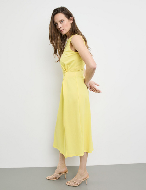 Midikleid mit Knotendetail