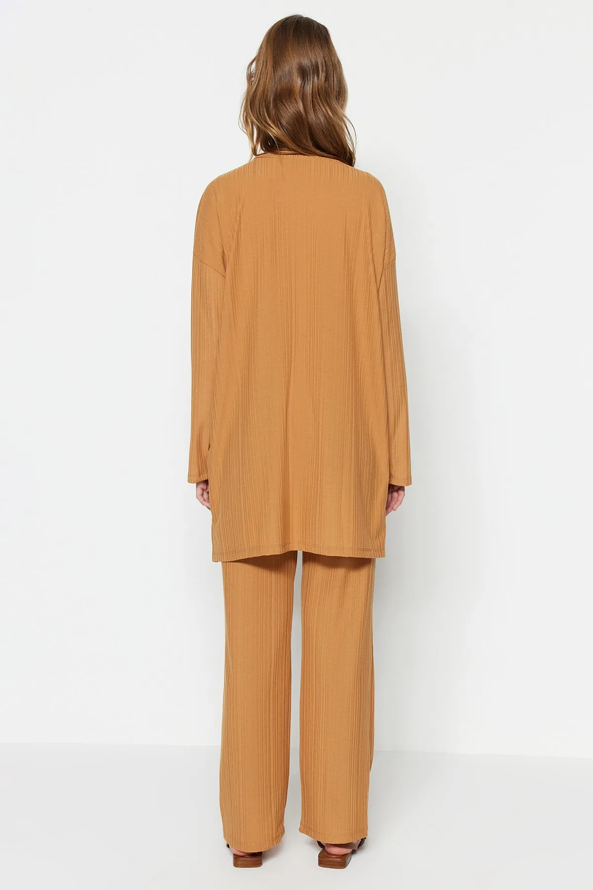 Trendyol Modest  Kamelfarbener Strickanzug aus Tunika und Hose mit Falten TCTSS23US00009