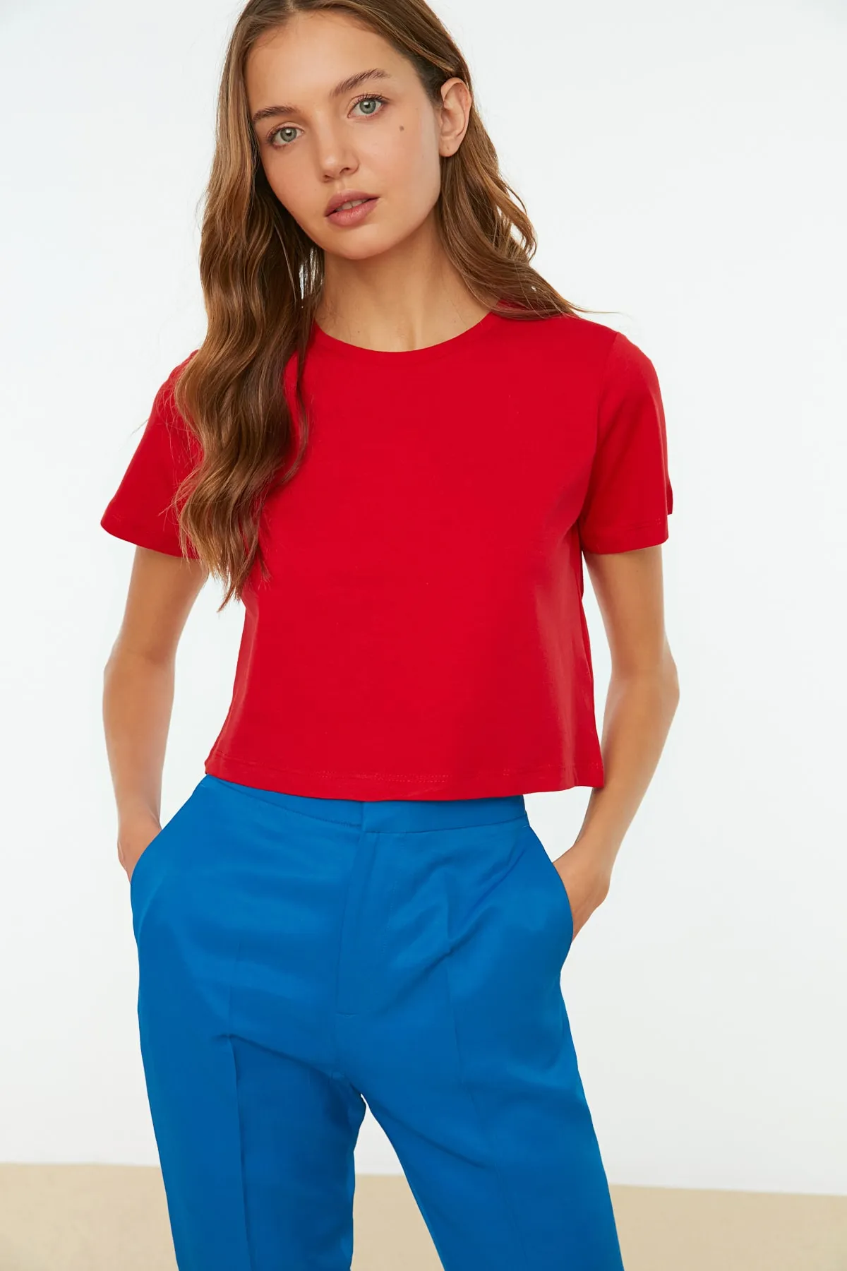 Trendyol Collection  Rotes, kurz geschnittenes Strick-T-Shirt aus 100 % Baumwolle mit Rundhalsausschnitt TWOSS20TS0135