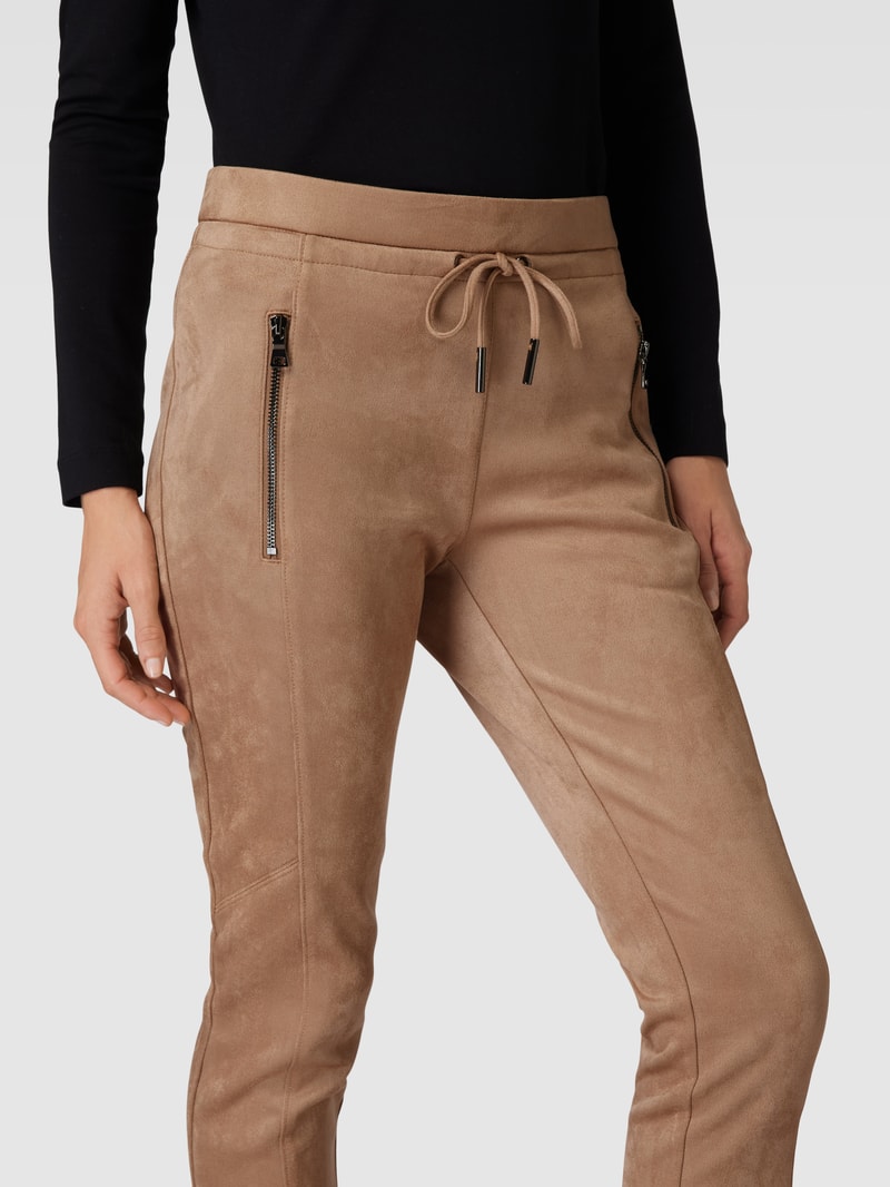Stoffhose mit Reißverschlusstaschen Modell 'Elvina' in beige