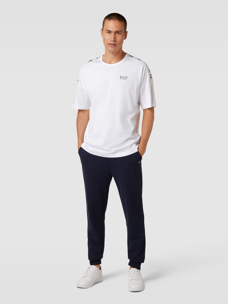 T-Shirt mit Label-Print in weiß