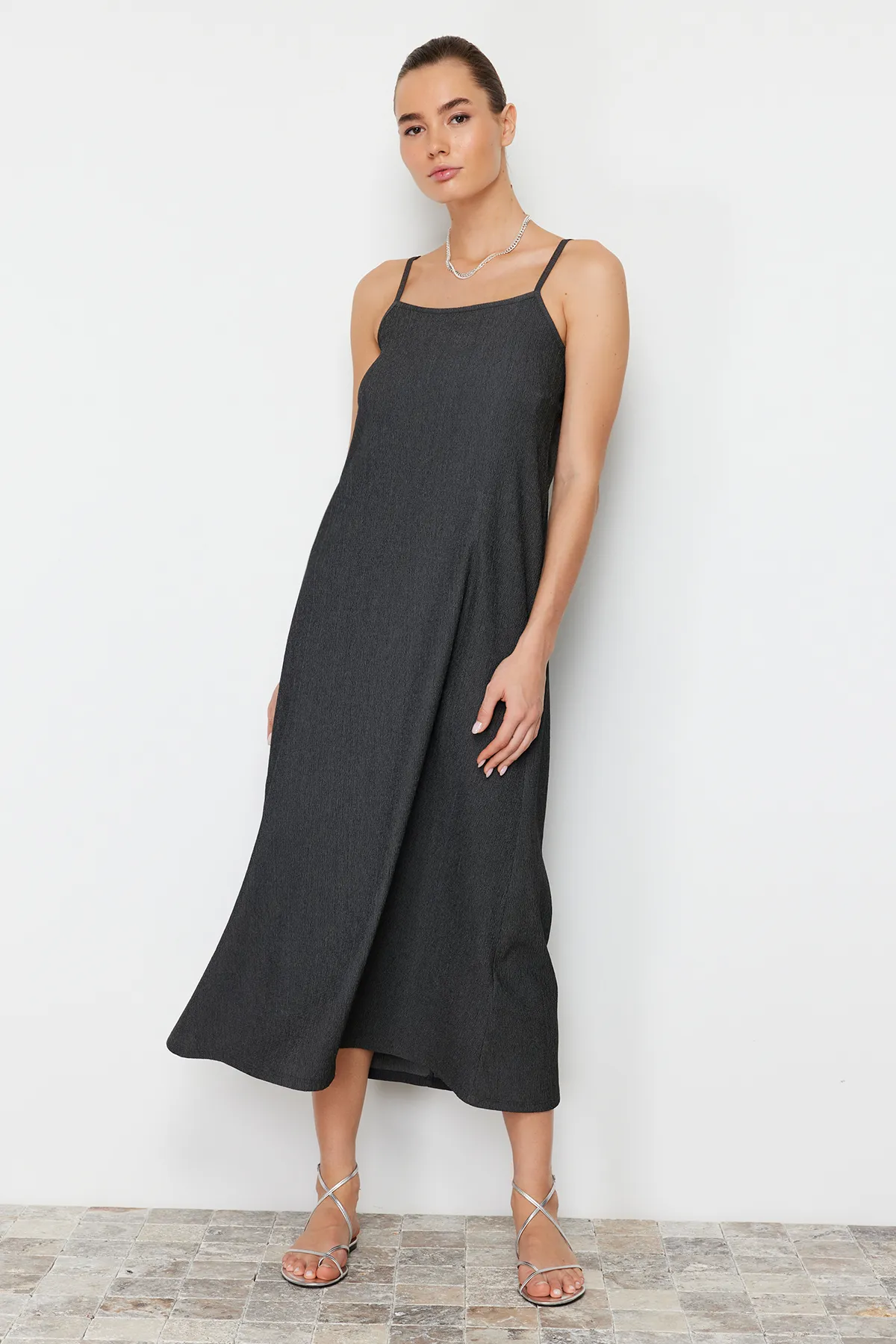 Trendyol Collection  Anthrazitfarbener Shift/Straight Maxi mit geradem Riemen TWOSS24EL00288