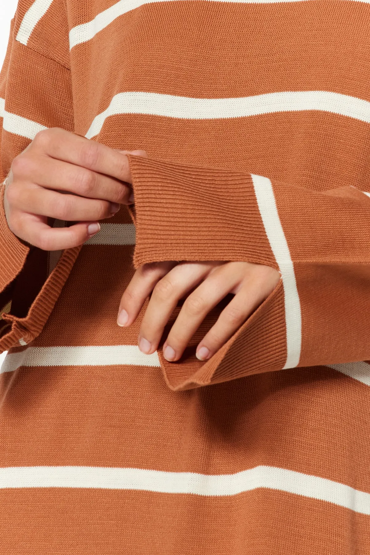 Trendyol Modest  Hellbraunes Strickkleid mit gestreiften Ärmeln und Schlitzdetails TCTAW24EB00018