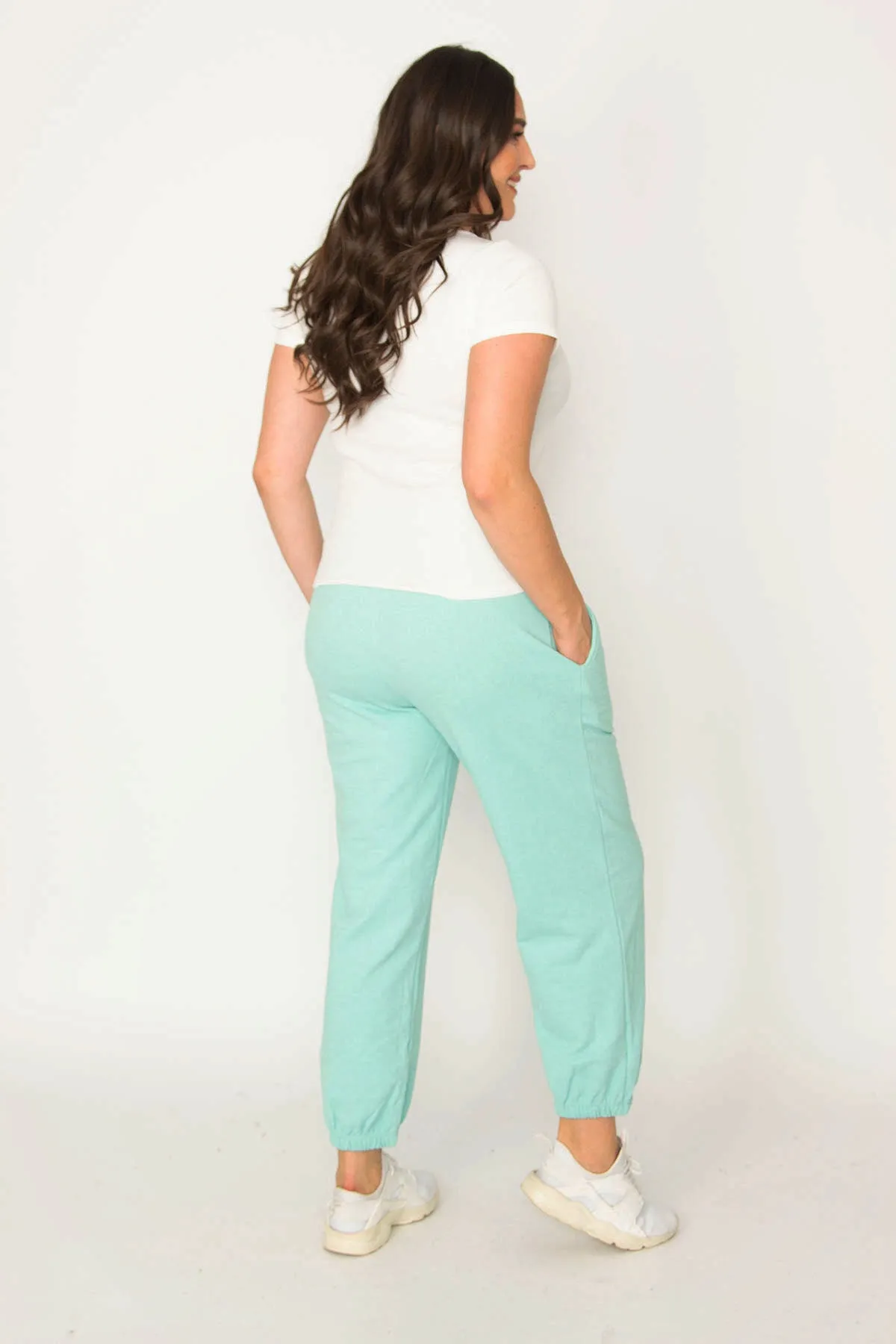Şans  Grüne Damen-Trainingshose aus Baumwollstoff mit Taschendetail und elastischen Taillenbündchen und Taille 65N30436