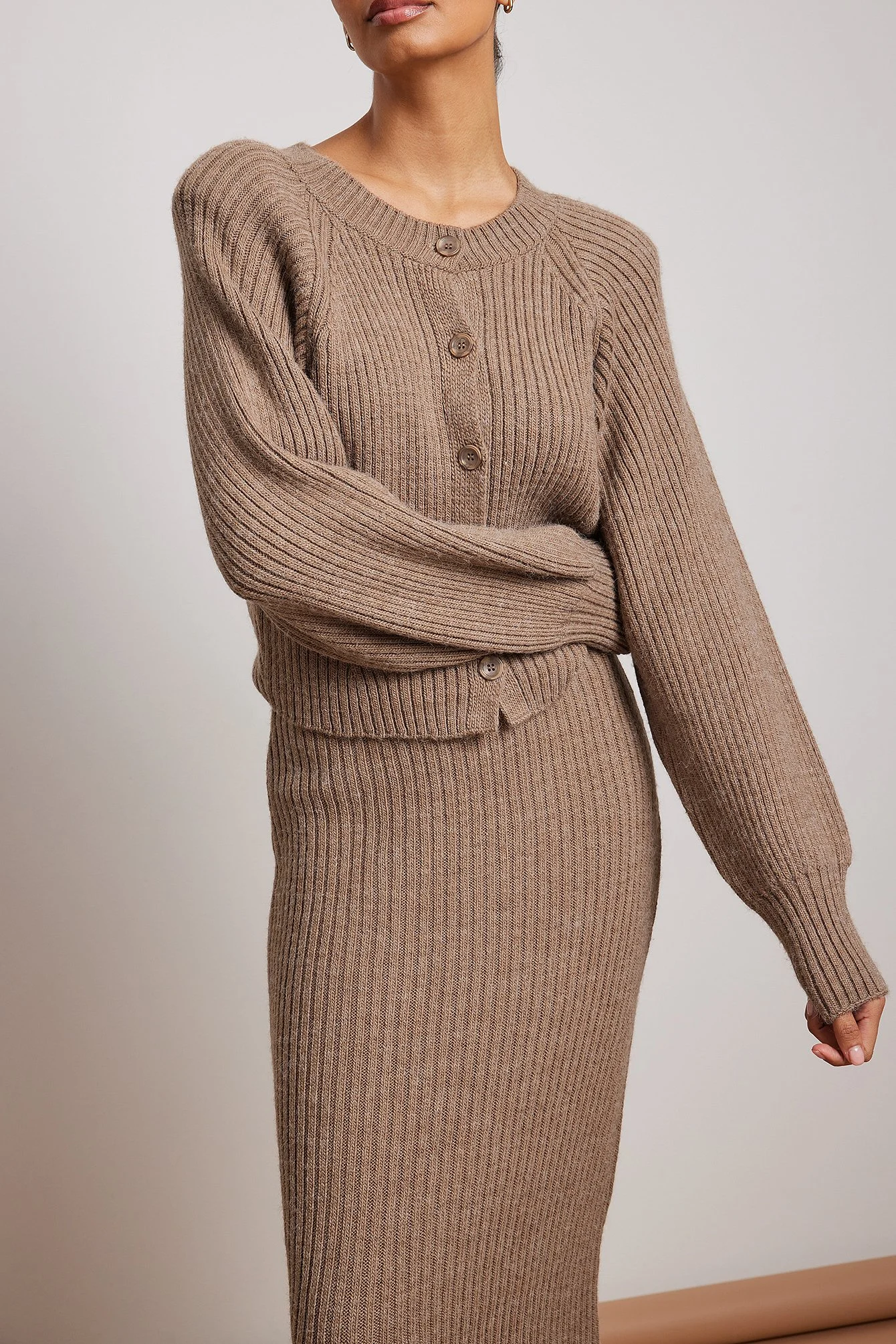 Strickjacke mit Schulterpolster aus Rippstrick