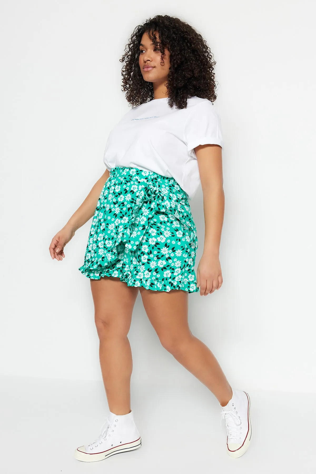 Trendyol Curve  Grüner, mit Blumenmuster gemusterter, gewebter, gebundener Shorts-Rock TBBSS22SR0164