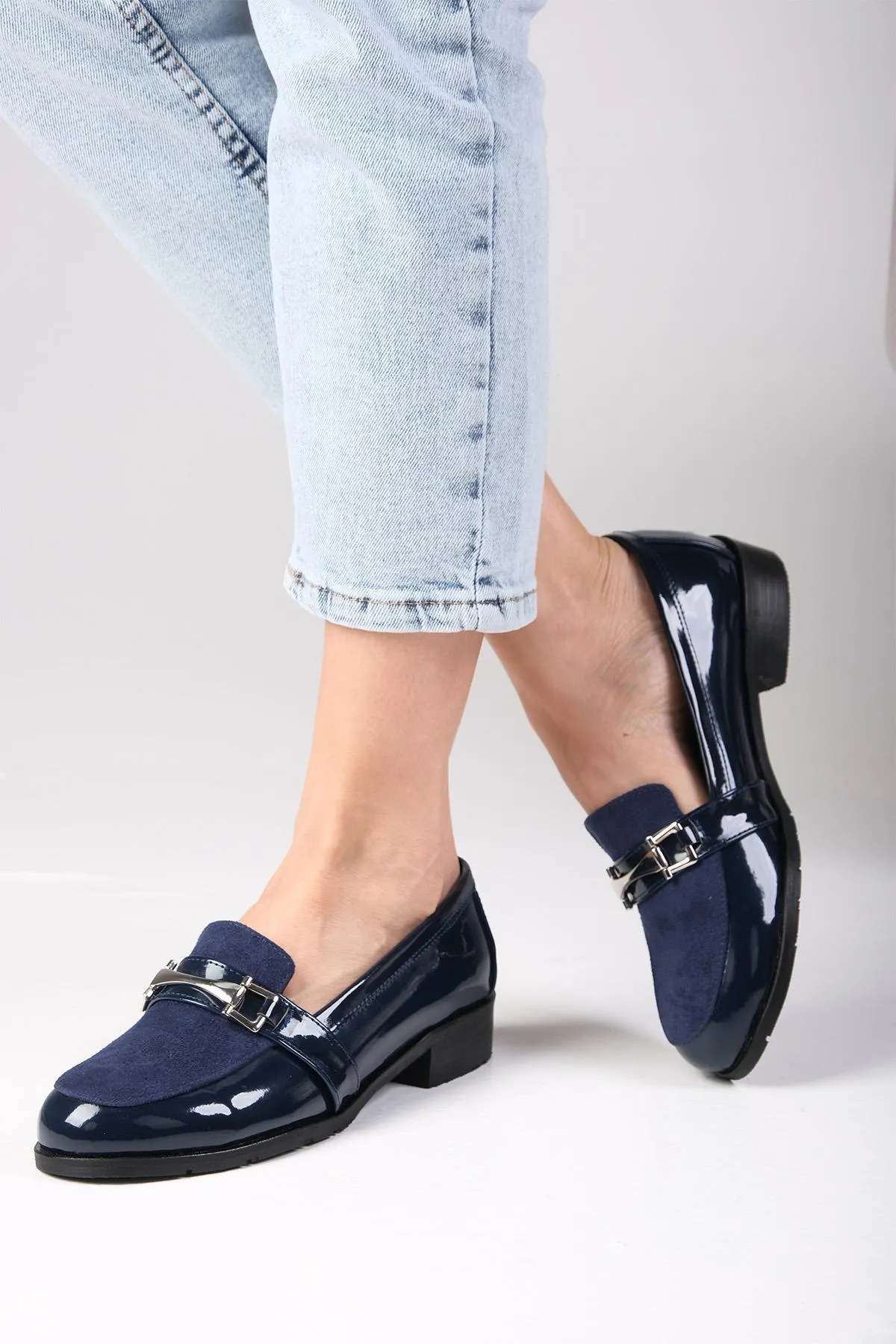 Mio Gusto  Marineblaue, flache Oxford-Schuhe aus Lackleder und Wildleder für Damen