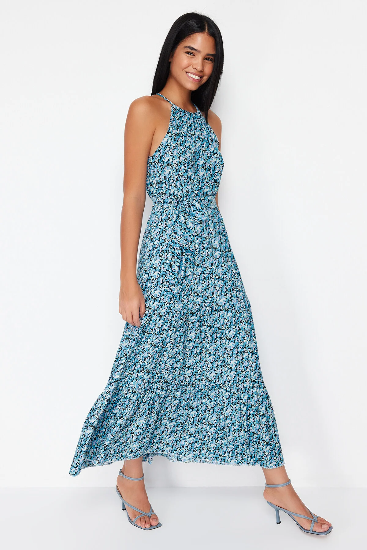 Trendyol Collection  Blaues geblümtes Skater-/Taillen-Neckholder-Maxikleid mit geripptem, dehnbarem Strick TWOSS24EL00418