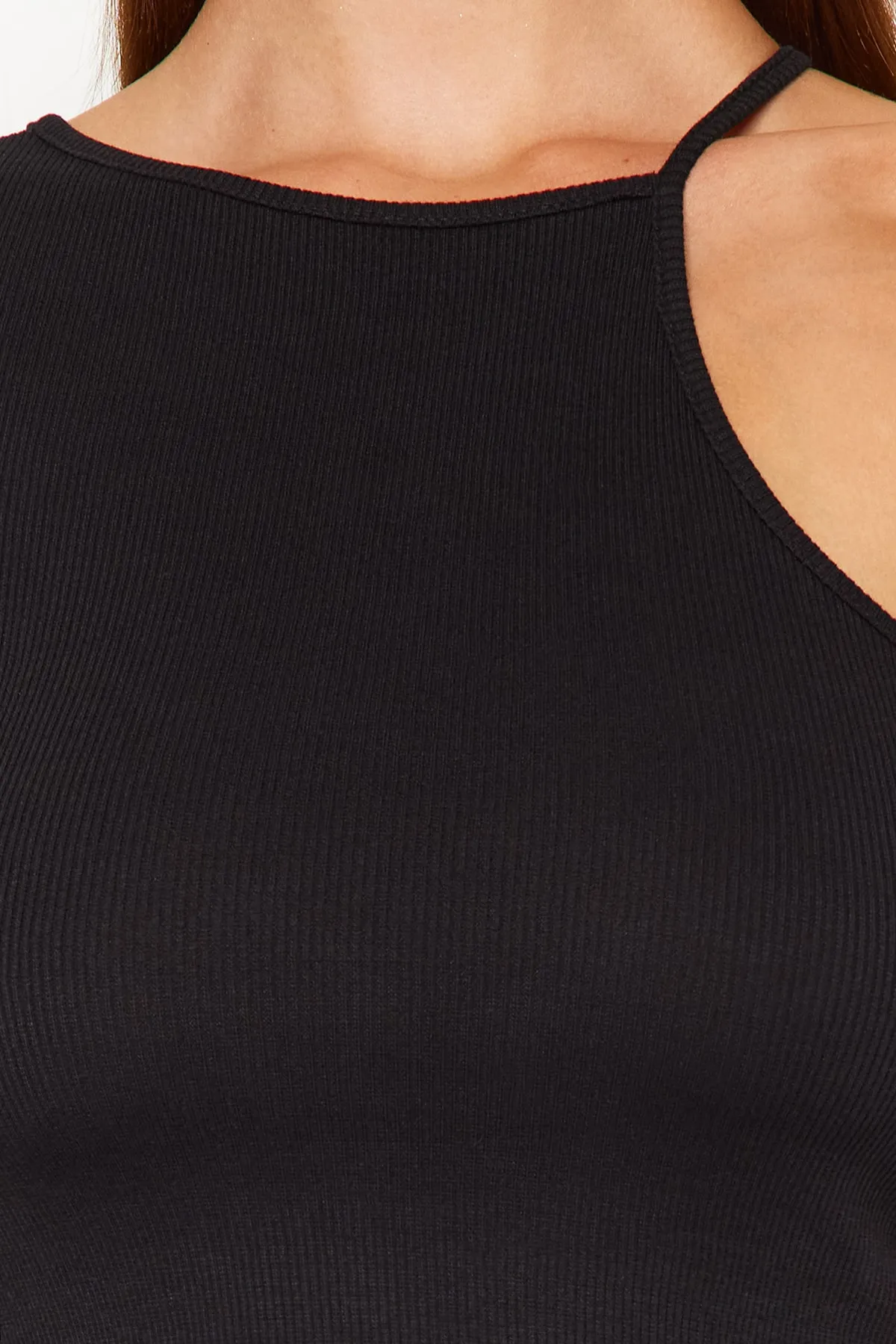 Trendyol Collection  Schwarze, gerippte, taillierte, dehnbare Strickbluse mit einem Ärmel und Rundhalsausschnitt TWOSS22BZ0214