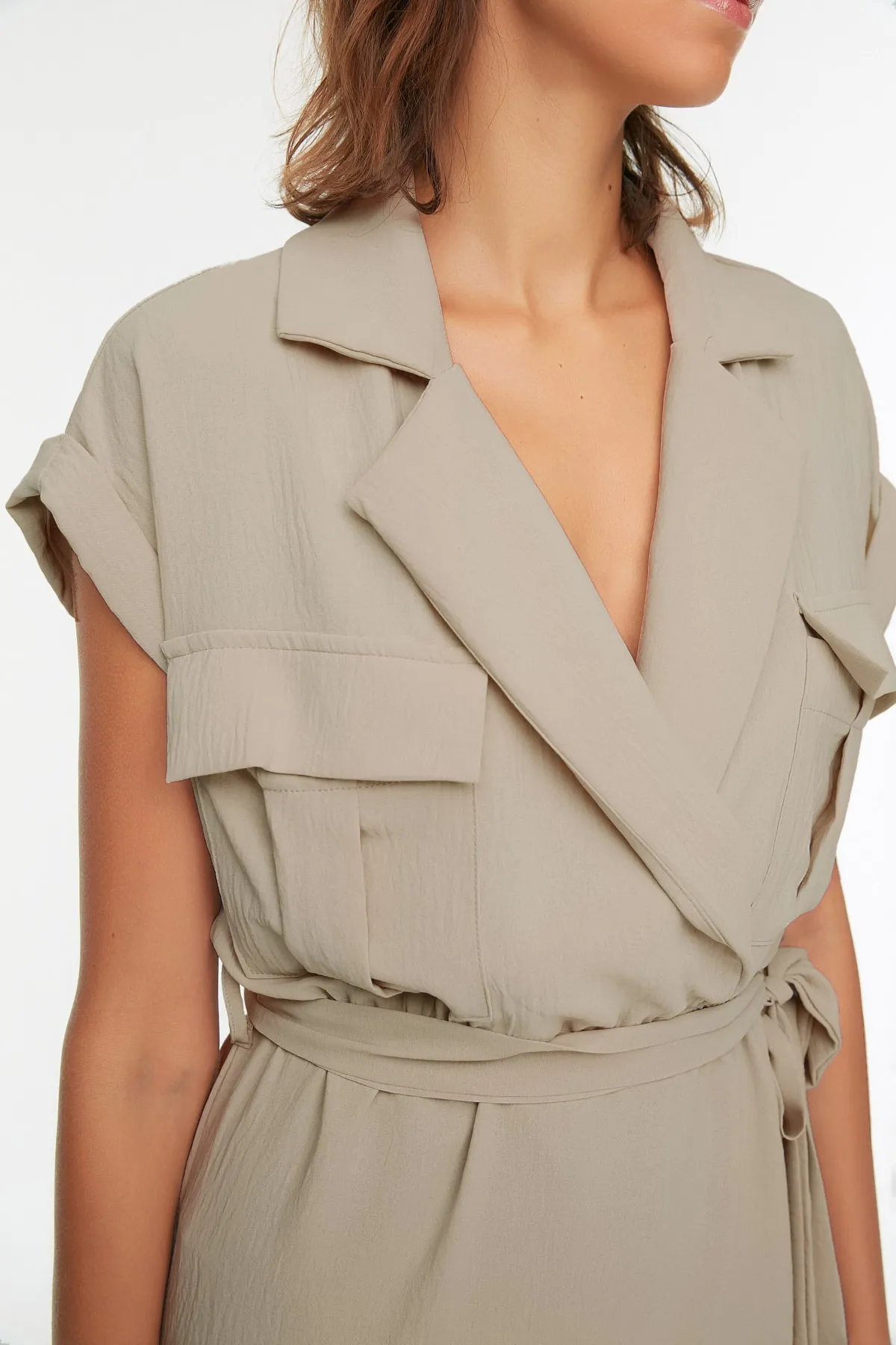 Trendyol Collection  Steinfarbenes, gewebtes Kleid mit Hemdkragen und Gürtel TWOSS22EL3085