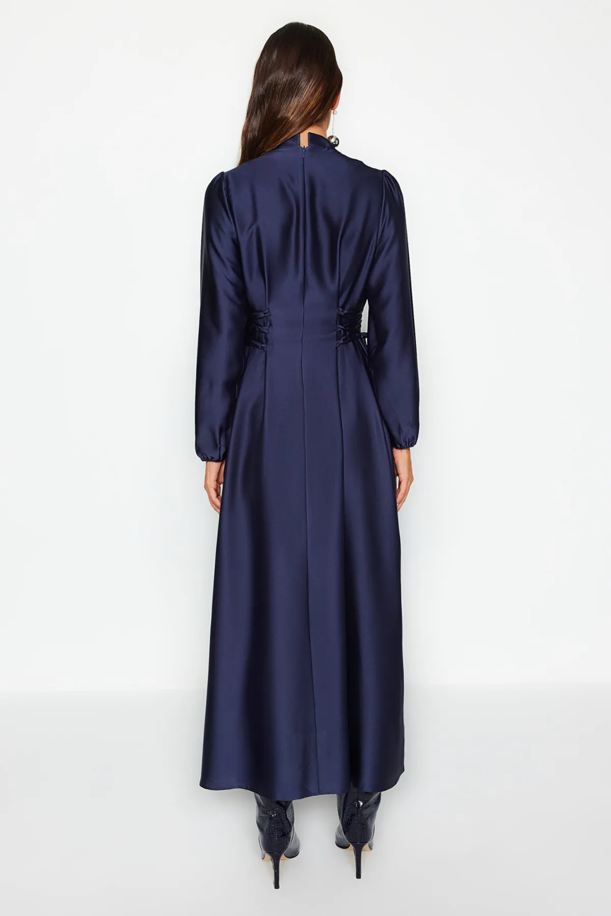 Trendyol Modest  Marineblaues Abendkleid aus Satin mit Taillengürtel TCTSS23DB00037