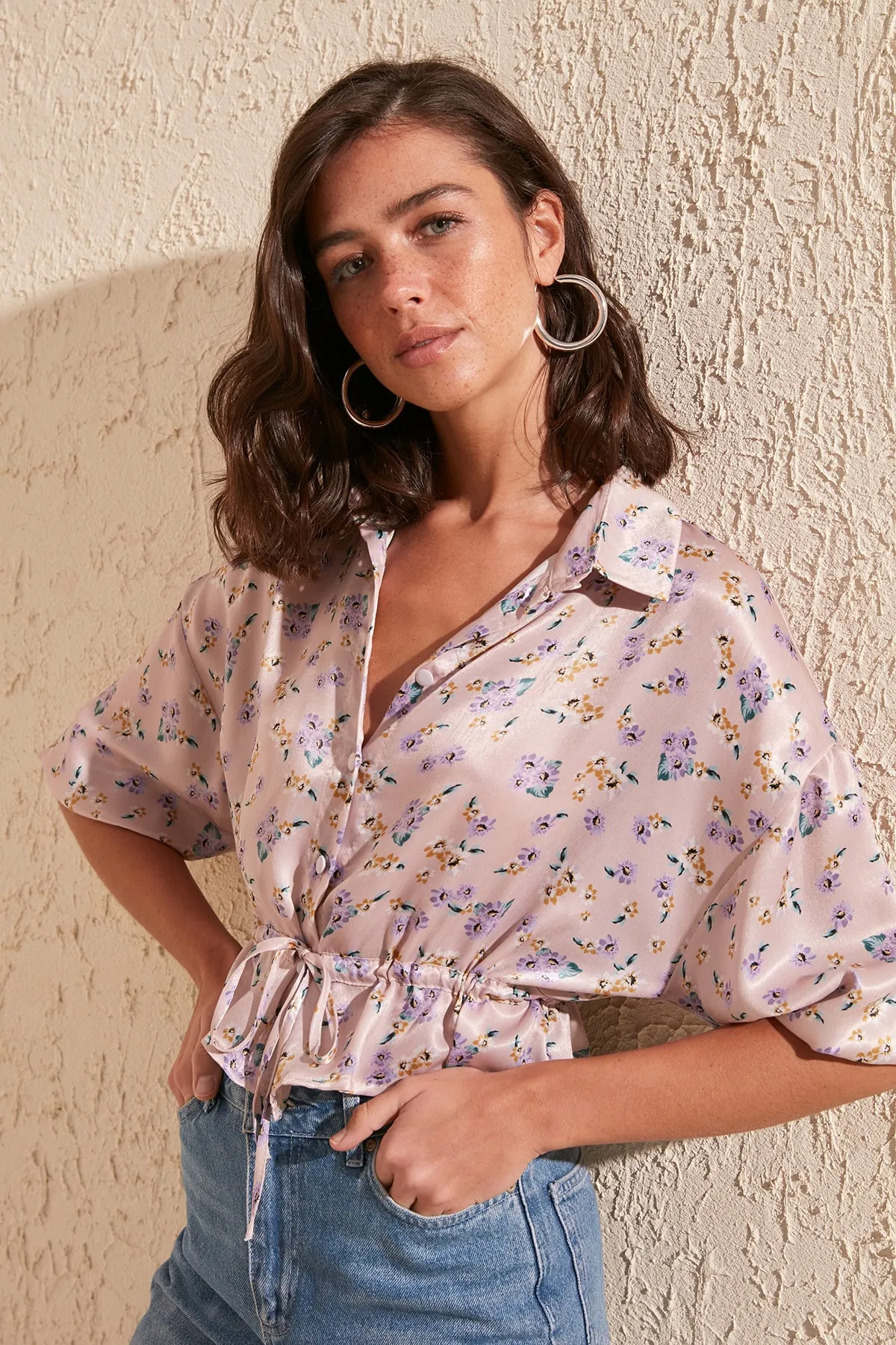 Trendyol Collection  Geknöpfte, gewebte Bluse mit floralem Print in Puderoptik TWOSS20BZ0517