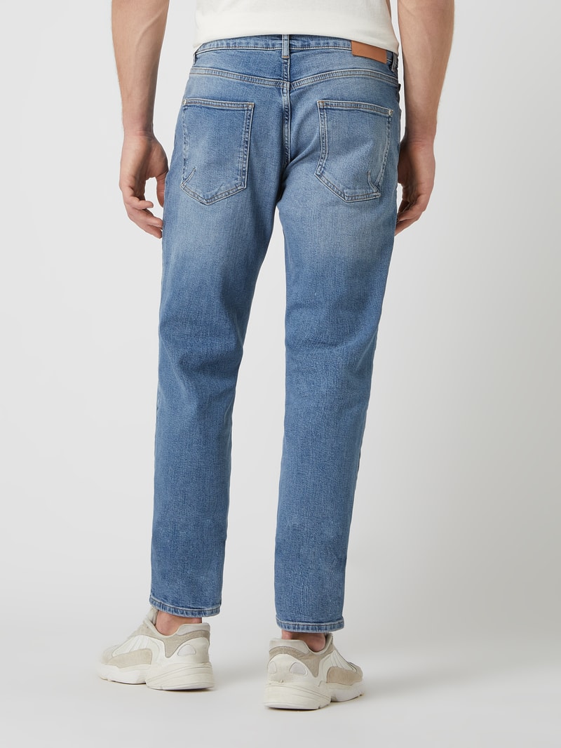 Jeans mit Label-Patch in blau