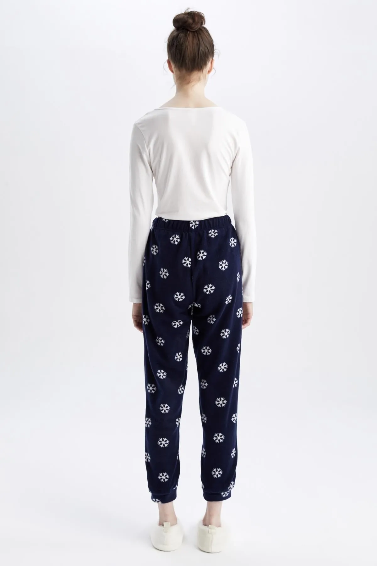 DeFacto  Fall In Love Fleece-Pyjamahose mit normaler Passform, weihnachtlichem Schneeflockenmuster