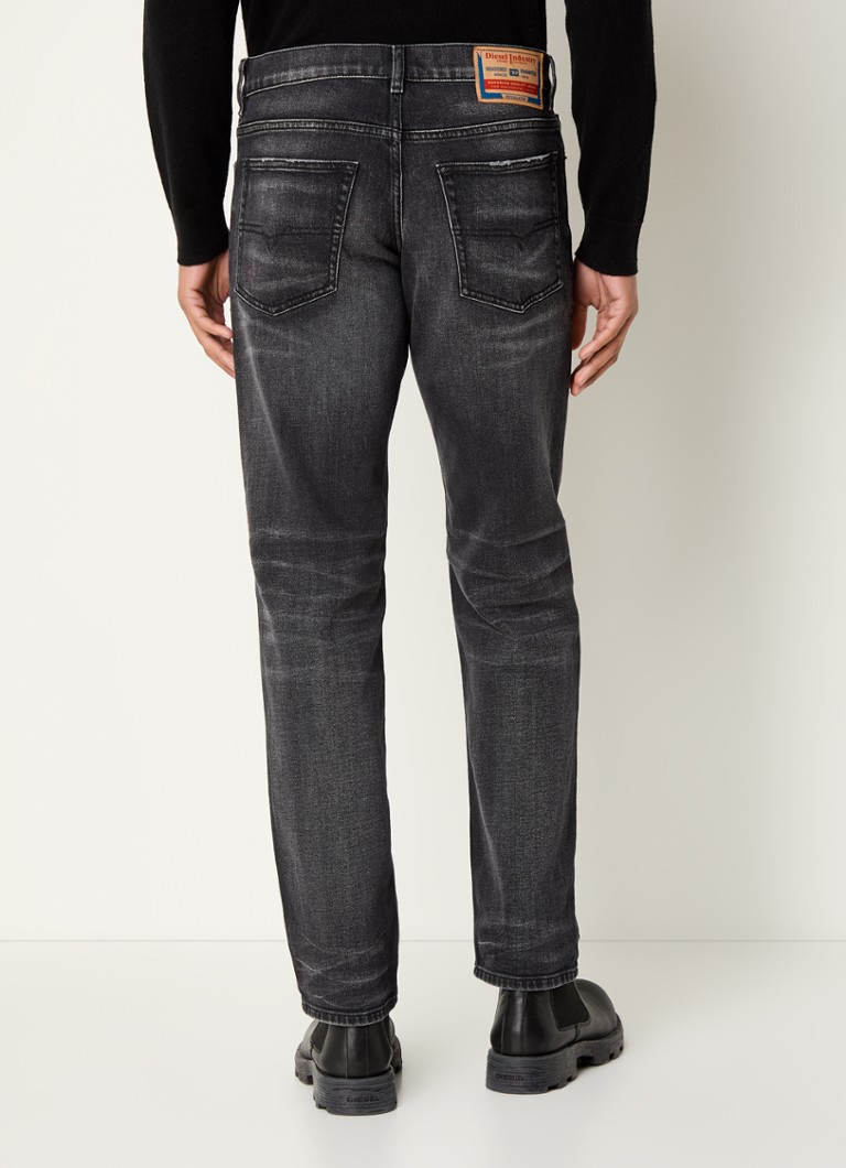 Diesel 2023 D-Finitive Tapered Jeans mit farbiger Waschung