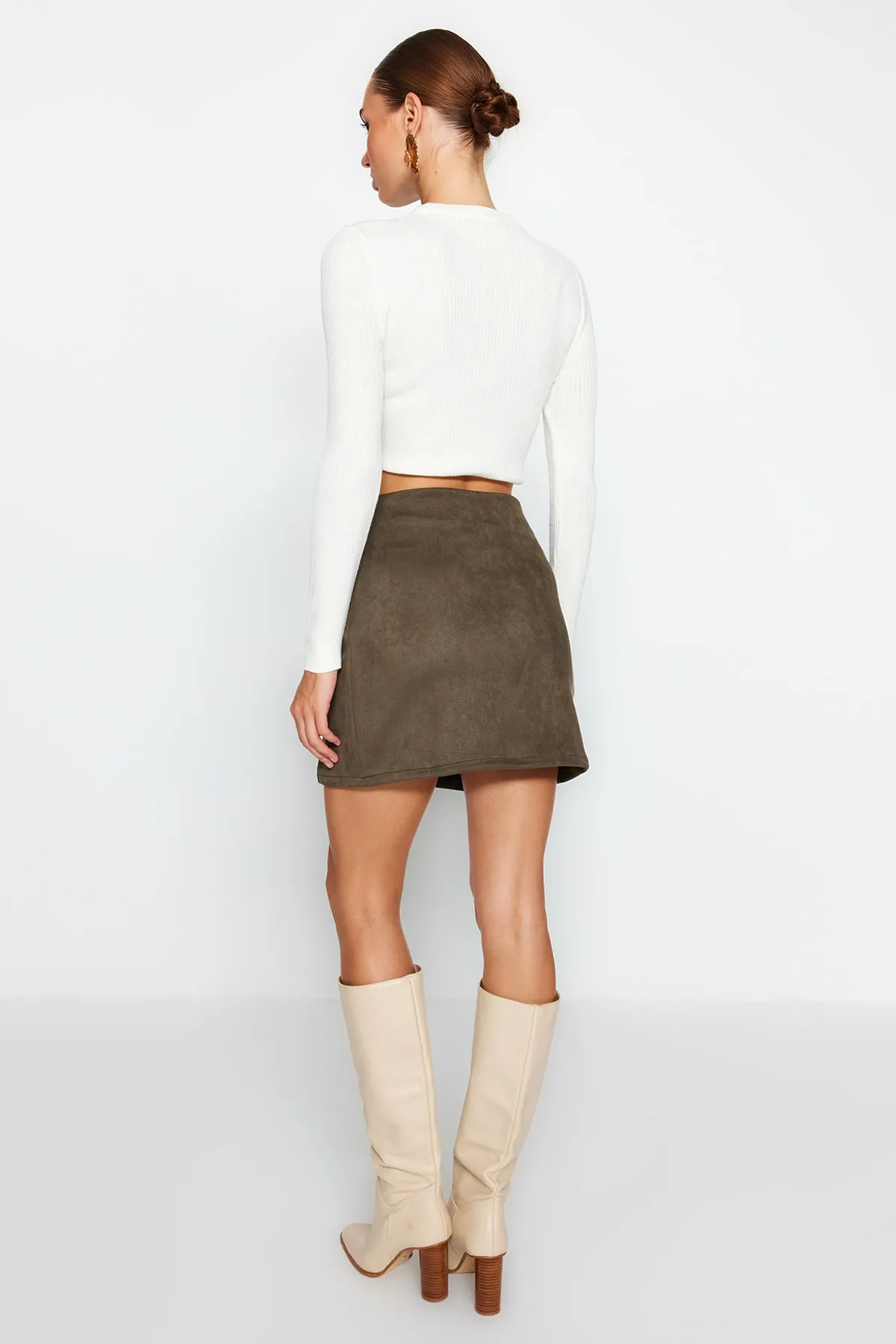 Trendyol Collection  Khakifarbener Mini-Strickrock aus Wildleder mit Schlitz TWOAW24ET00211