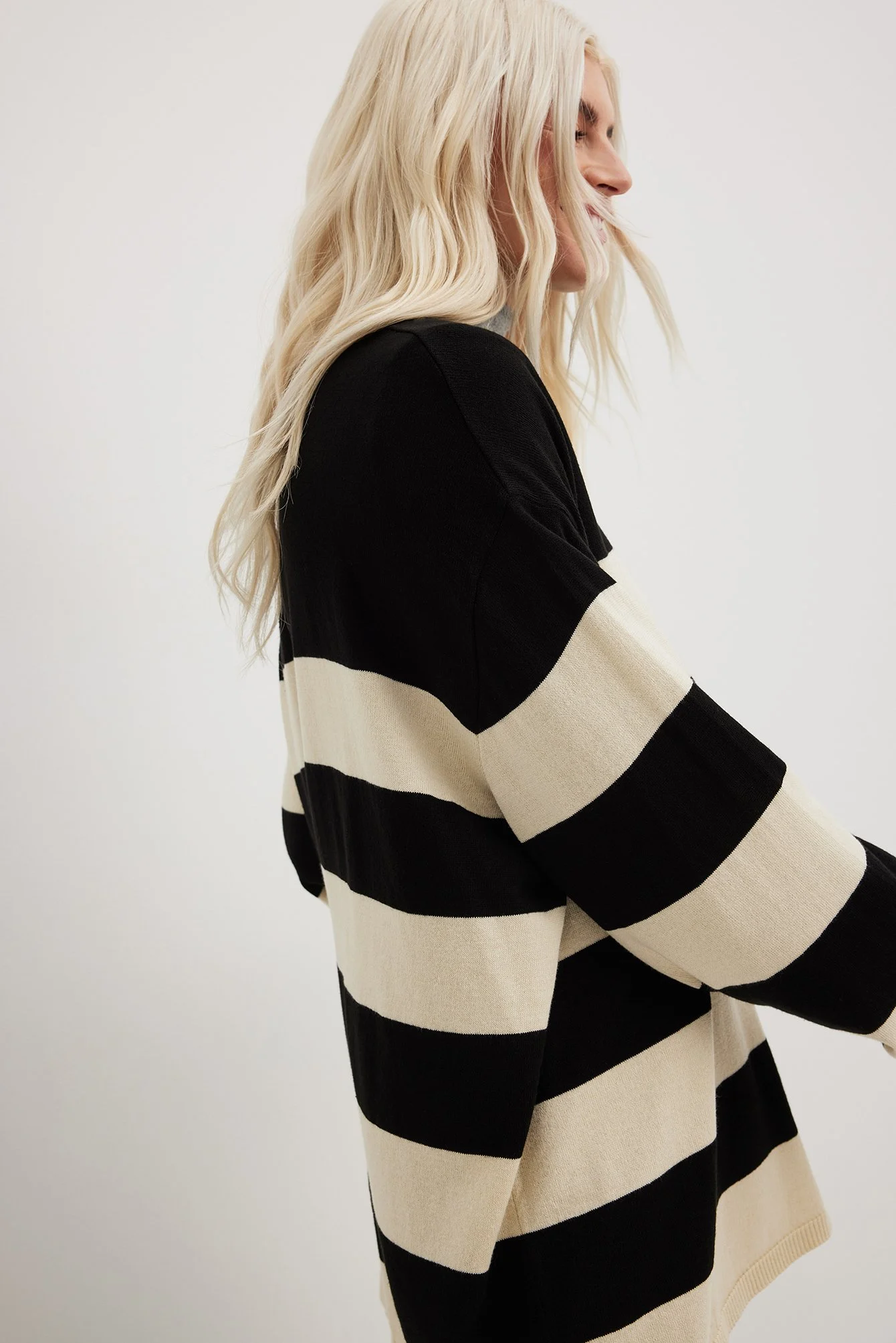 Gestreifter Oversize-Pullover aus Strickstoff