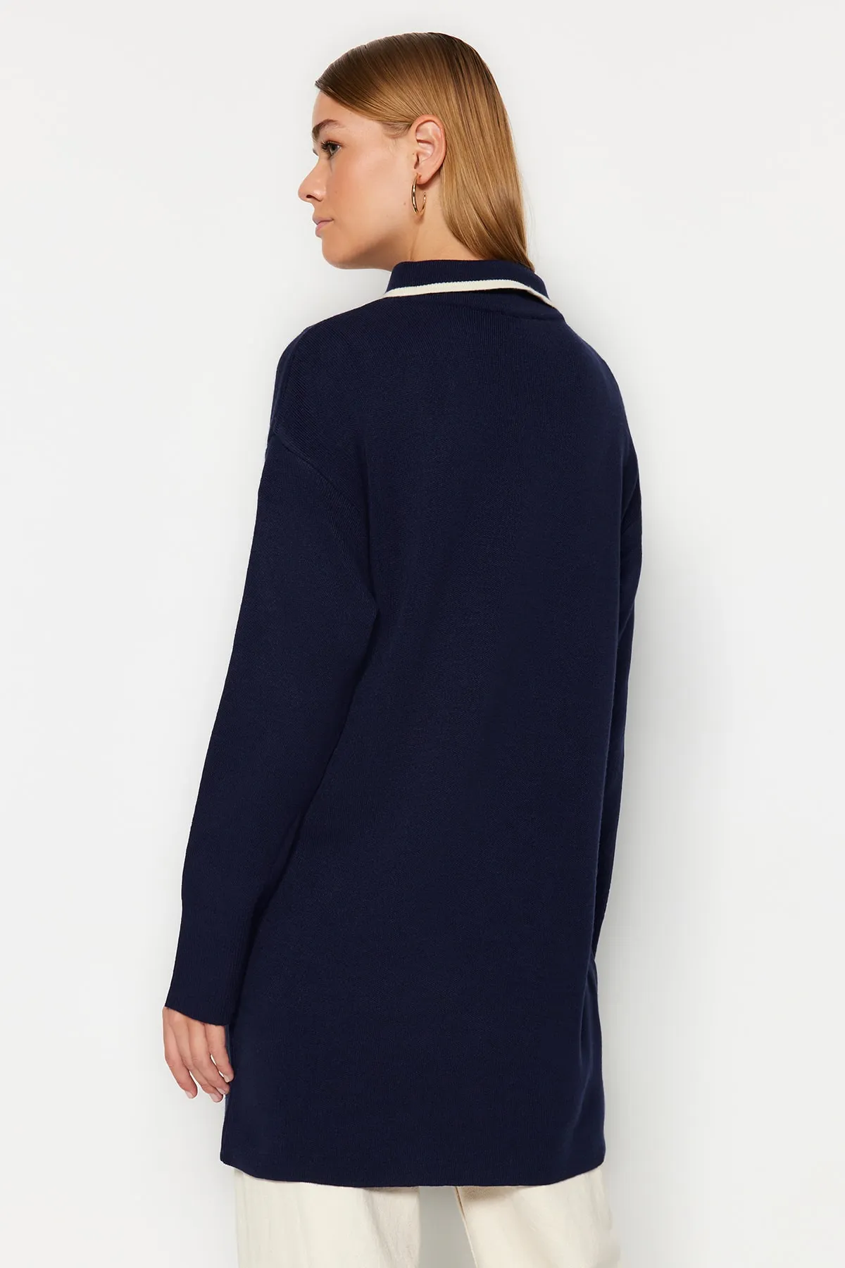 Trendyol Modest  Marineblauer, detaillierter Strickpullover mit Kragen TCTAW24AK00053