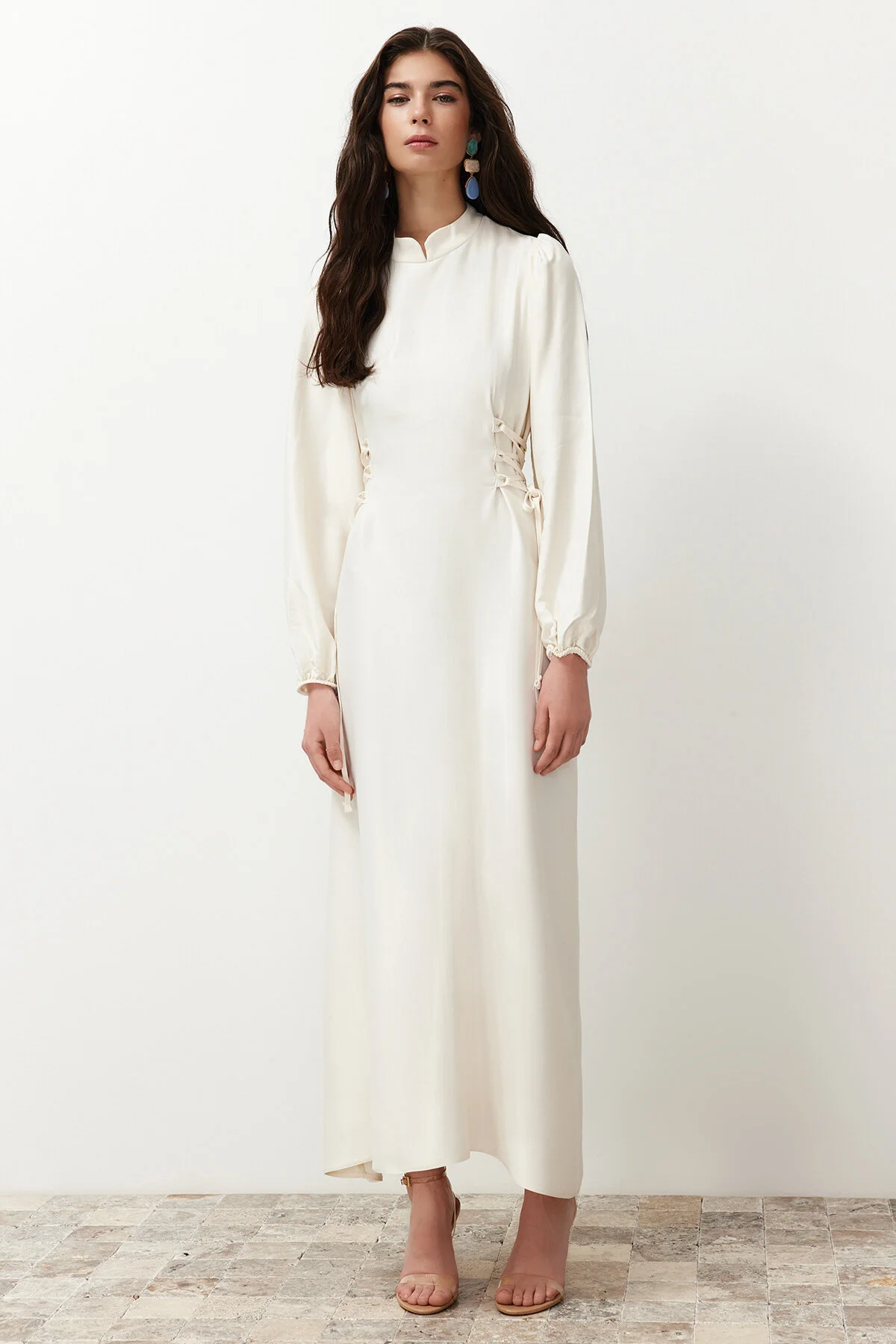 Trendyol Modest  Satin-Hochzeits-Abendkleid für besondere Anlässe - Weißes Britli-Kleid TCTSS23DB00037