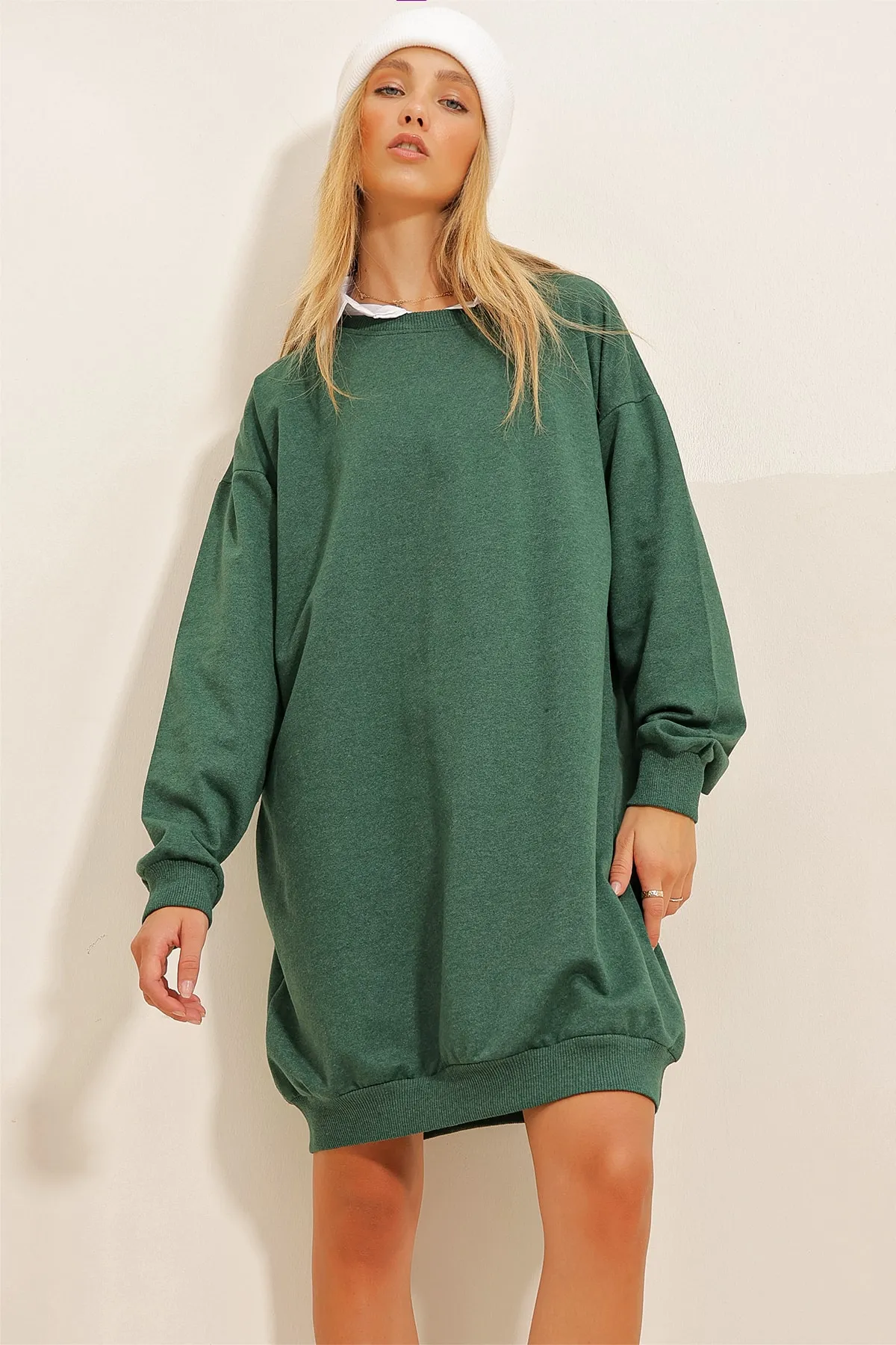 Trend Alaçatı Stili  Walnussgrünes Oversize-Sweatshirtkleid mit Rundhalsausschnitt für Damen ALC-X10859