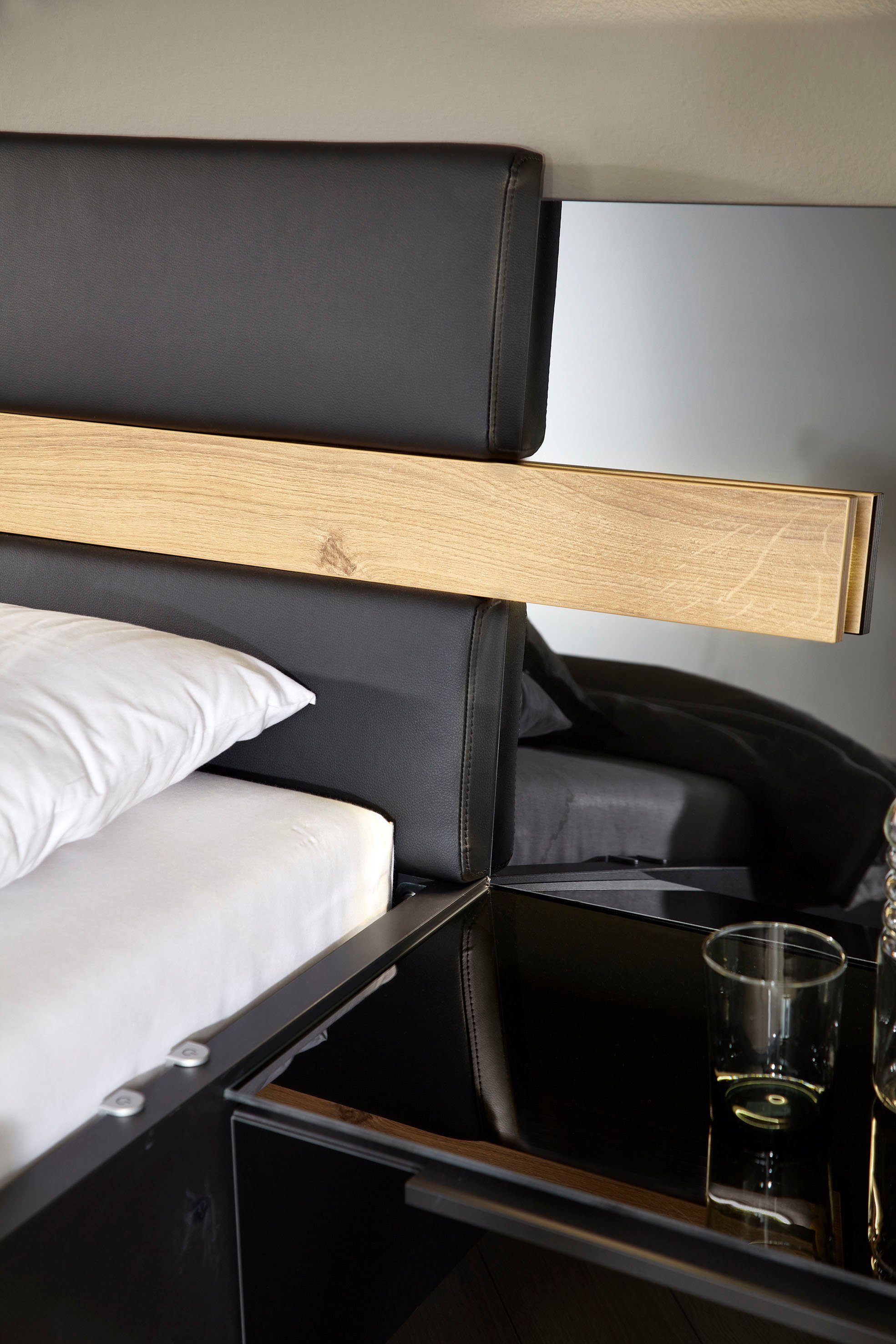 rauch Schlafzimmer-Set Mayla, Set 6-tlg.: Schrank, Bett 180x200 cm, 2 Hängenachttische, 2 Paneele