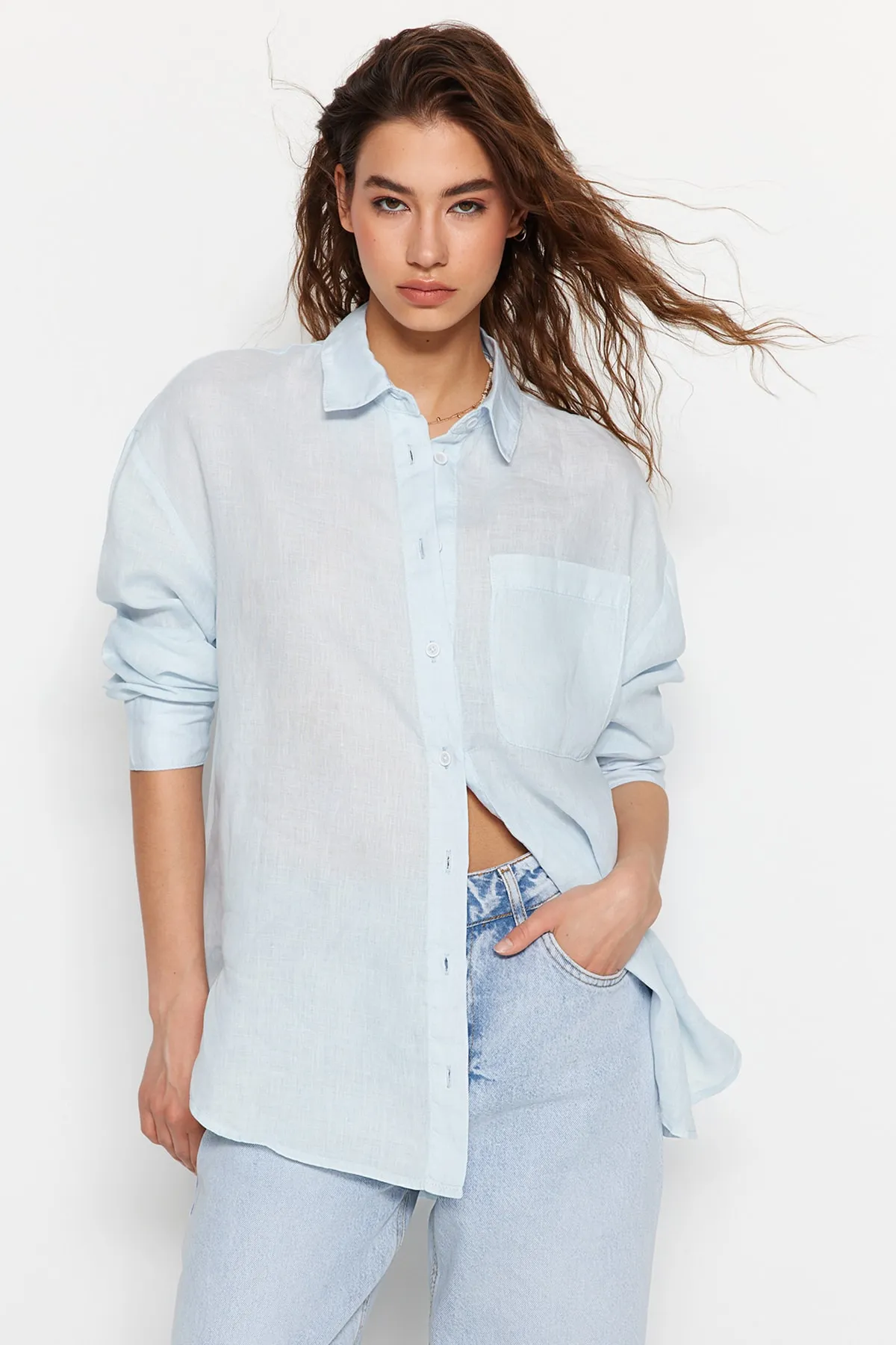 Trendyol Collection  Blaues Oversize-Hemd aus 100 % Leinen TWOSS23GO00443
