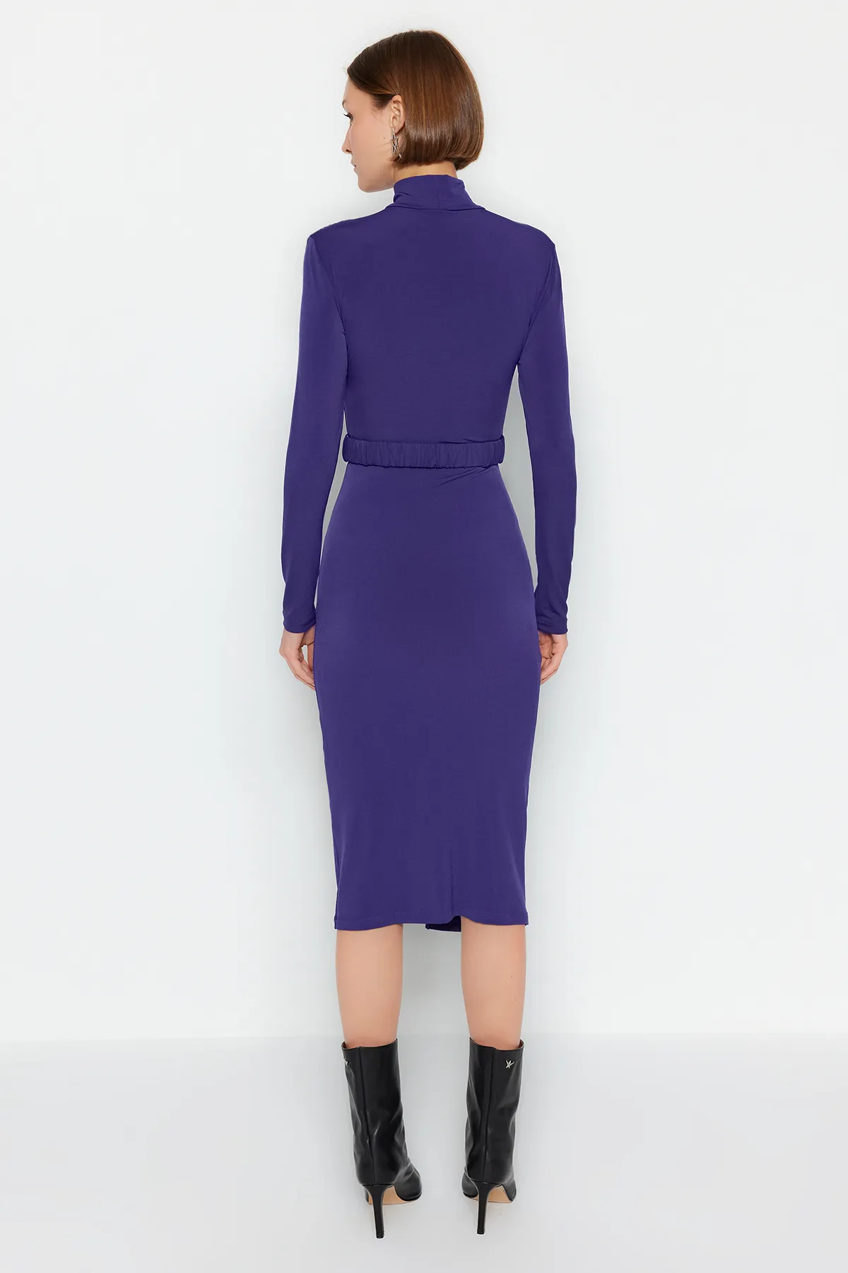 Trendyol Collection  Dunkellila, figurbetontes, hochgeschlossenes, drapiertes Strickkleid mit Gürtel TWOAW22EL0434