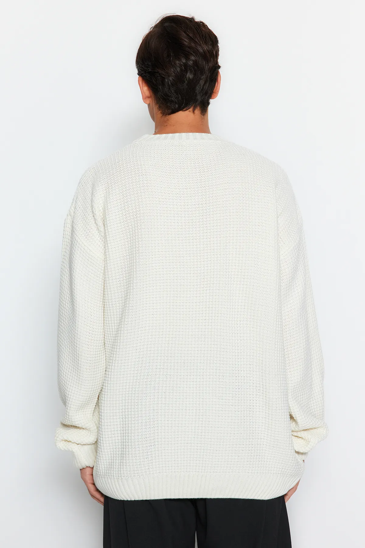 Trendyol Collection  Ecrufarbener Oversize-Pullover mit weiter Passform und Rundhalsausschnitt, bestickter Strickpullover TMNAW24KZ00032
