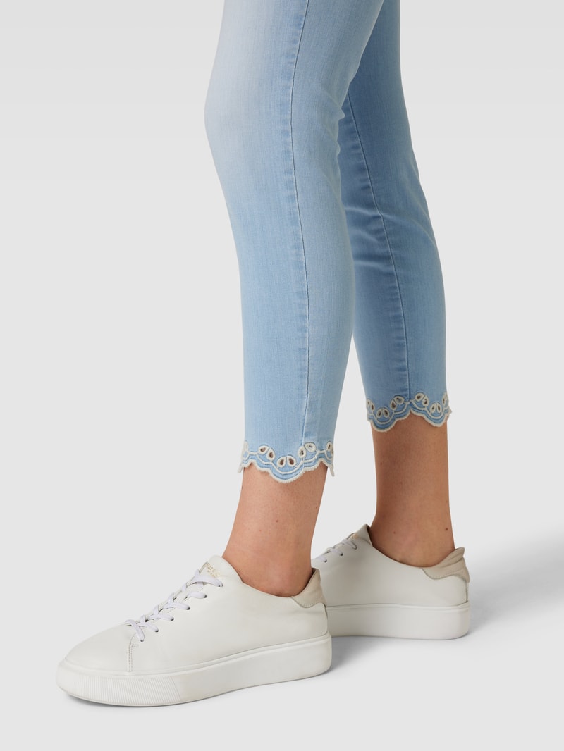 Jeans mit Lochstickerei Modell 'ORNELLA' in hellblau