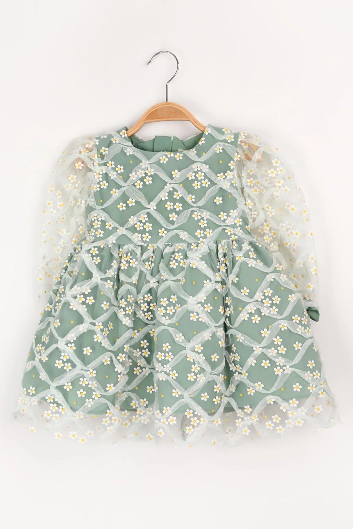 Le Mabelle  Detailliertes Mädchenkleid mit grünem Gänseblümchen-Tüll – Hera