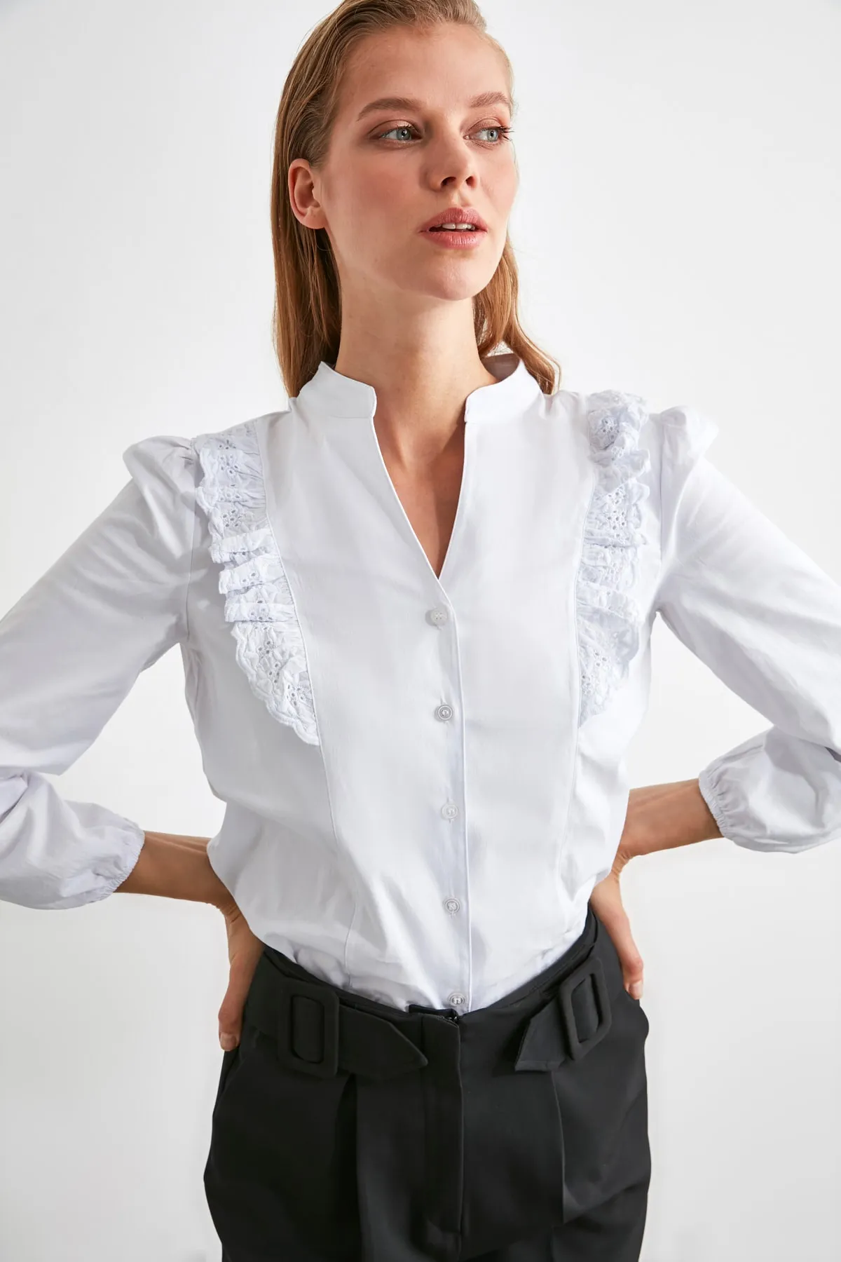 Trendyol Collection  Weißes Spitzenhemd aus Baumwolle - Regular Fit TWOSS20GO0044