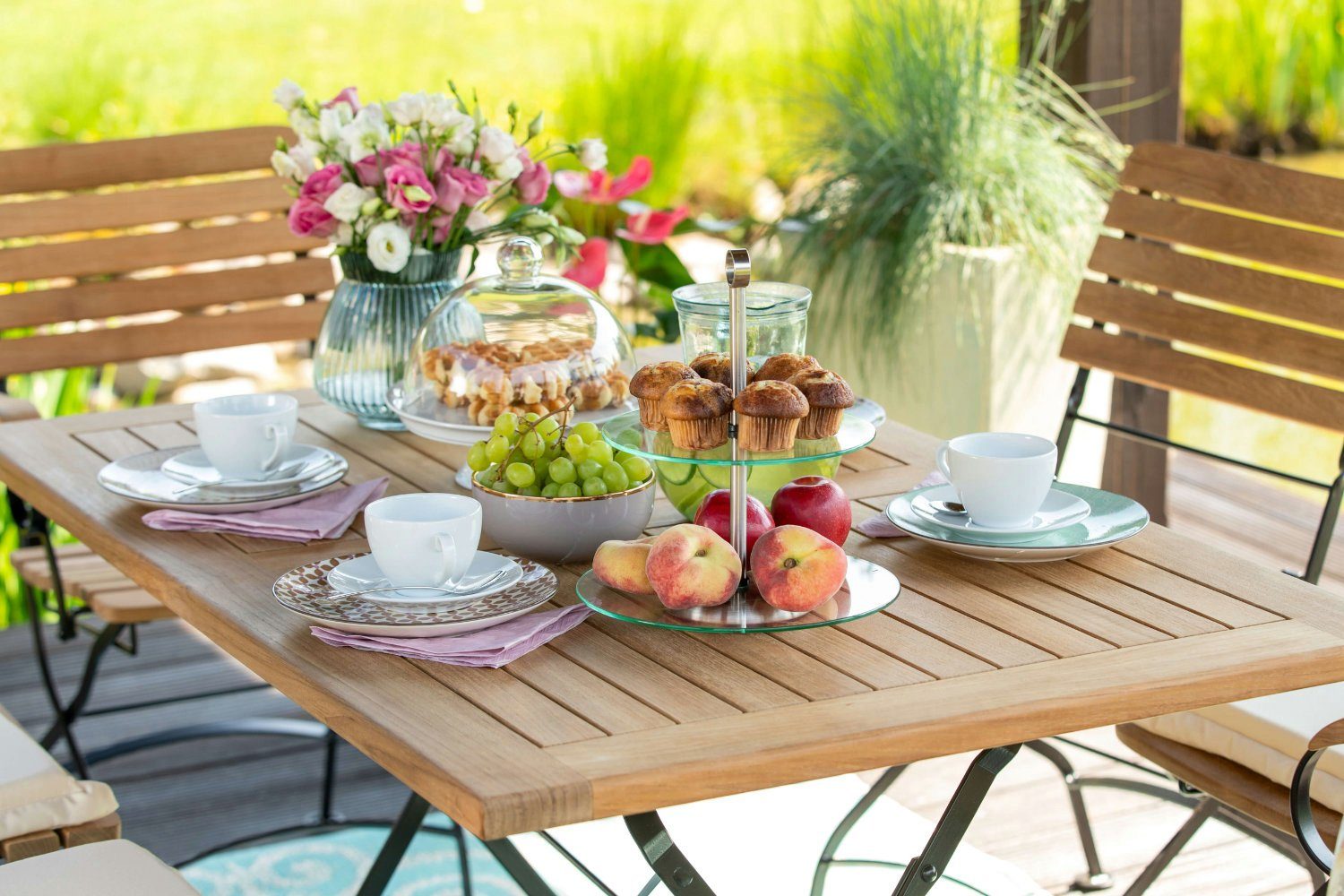 Kai Wiechmann Klapptisch Premium Teak Falttisch 80 x 80 cm als wetterfester Balkontisch, rostfreier und langlebiger Teak Eisen Gartentisch