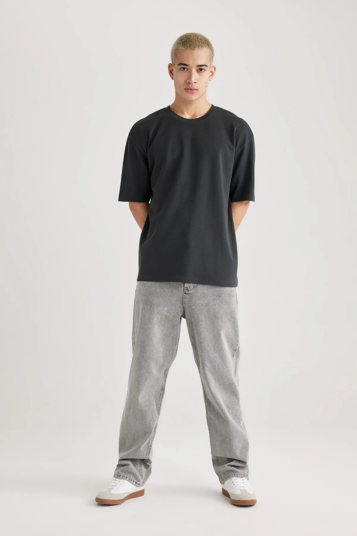 DeFacto  Kurzarm-Basic-T-Shirt aus schwerem Stoff mit Rundhalsausschnitt in Oversize-Passform X3926az24sp